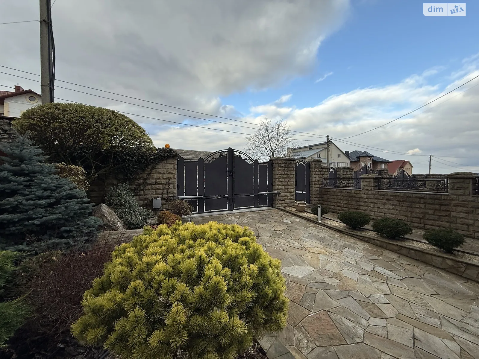 Продается дом на 3 этажа 220 кв. м с верандой, цена: 155000 $ - фото 1