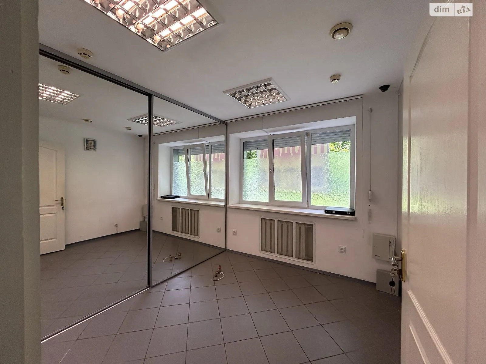 Продается помещения свободного назначения 53.6 кв. м в 5-этажном здании, цена: 128000 $ - фото 1