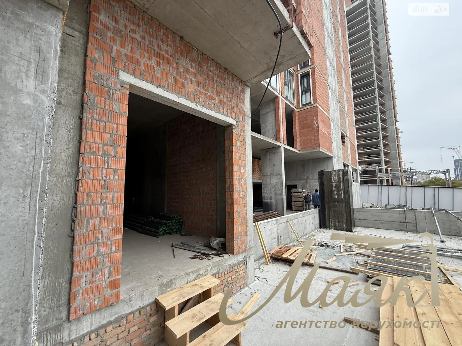 Продается помещения свободного назначения 1550 кв. м в 25-этажном здании, цена: 3872800 $ - фото 1