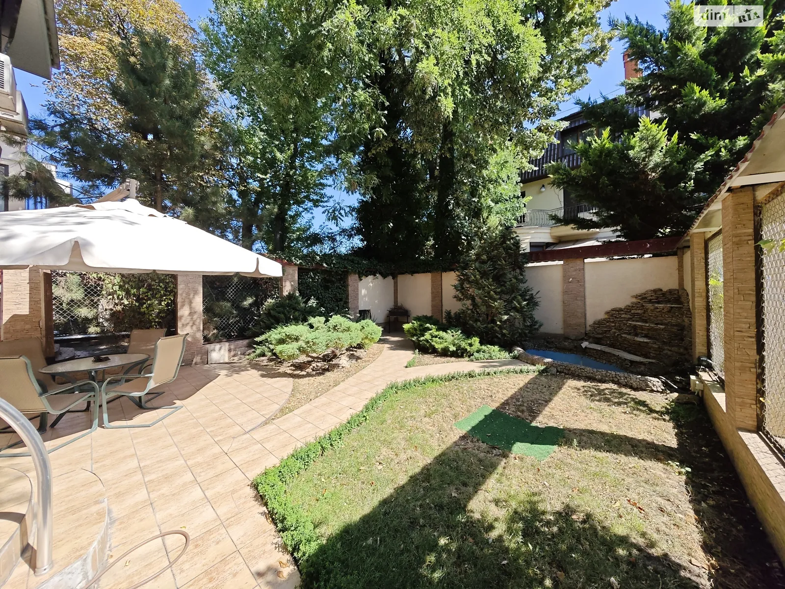 Сдается в аренду дом на 3 этажа 250 кв. м с баней/сауной, цена: 1500 $ - фото 1