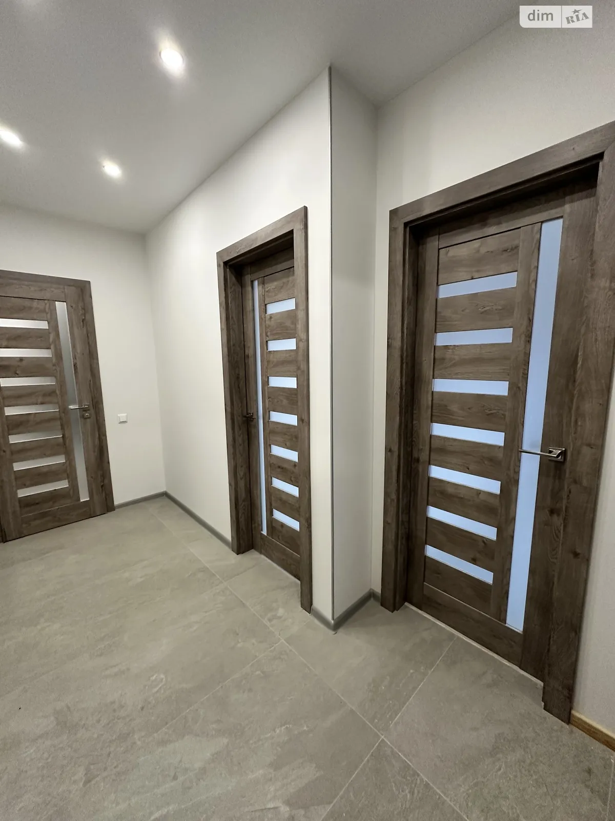 Продается 2-комнатная квартира 74 кв. м в Ужгороде, вул. Героев 128-й бригады(8-го Марта), 48А корпус 2 - фото 1