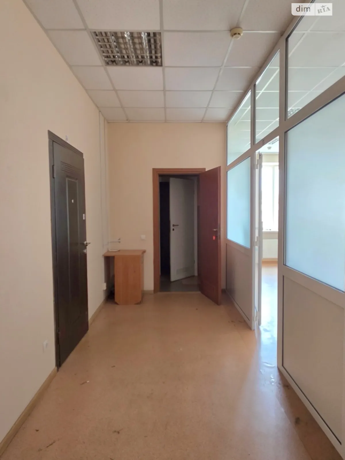 Сдается в аренду офис 50 кв. м в бизнес-центре, цена: 350 $ - фото 1