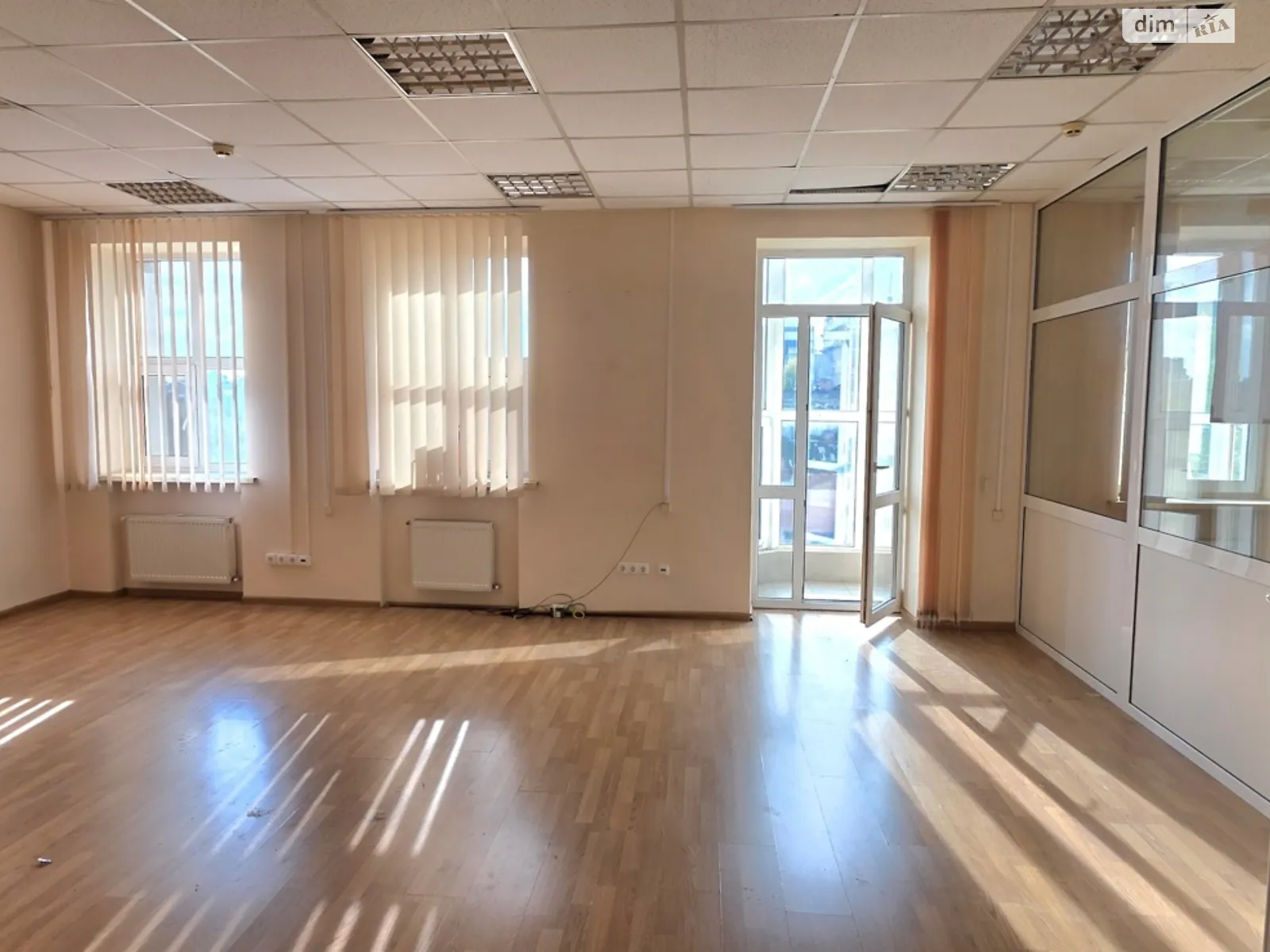 Сдается в аренду офис 80 кв. м в бизнес-центре, цена: 560 $ - фото 1