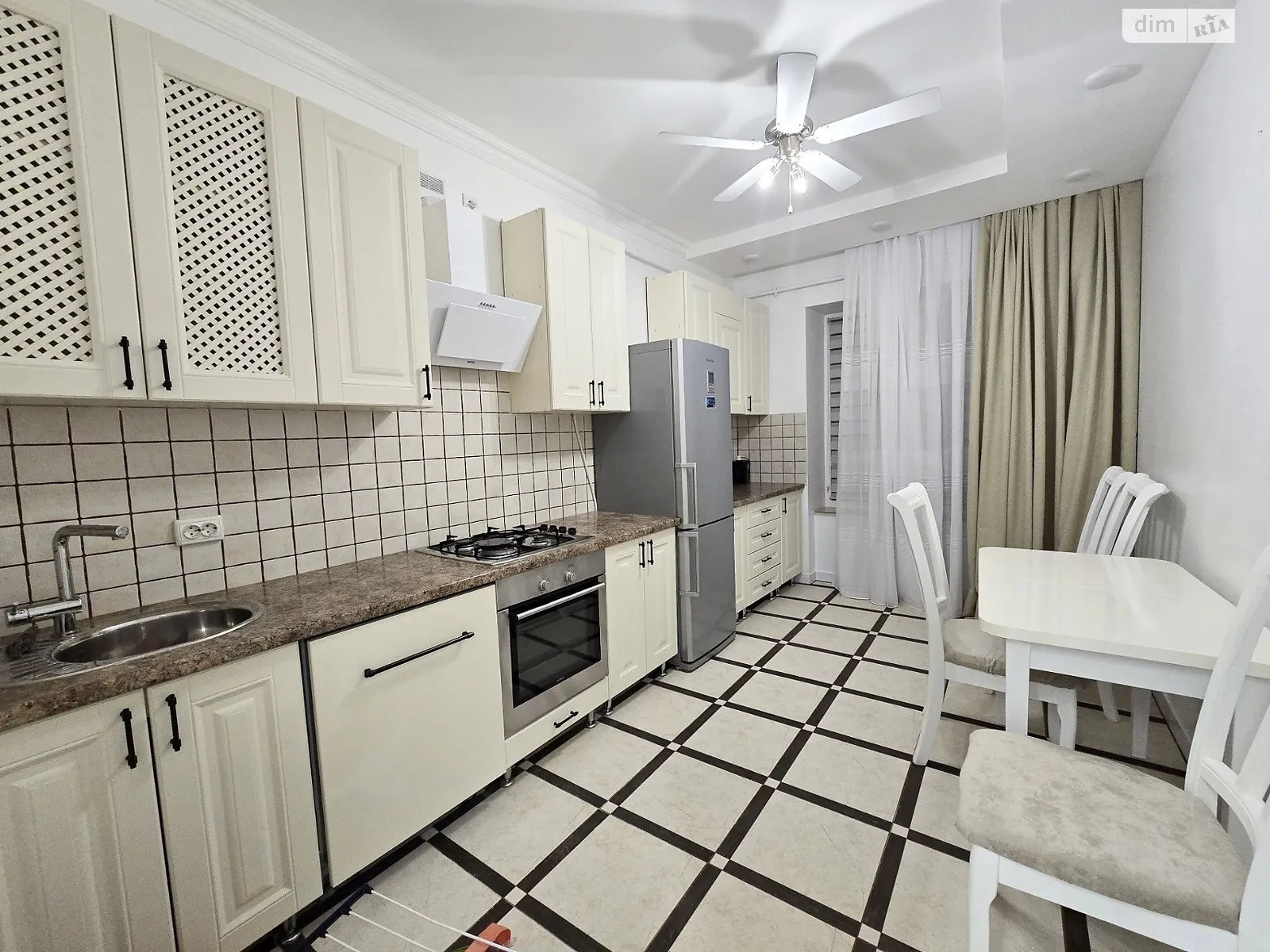 Сдается в аренду 1-комнатная квартира 43 кв. м в Черновцах, ул. Главная - фото 1