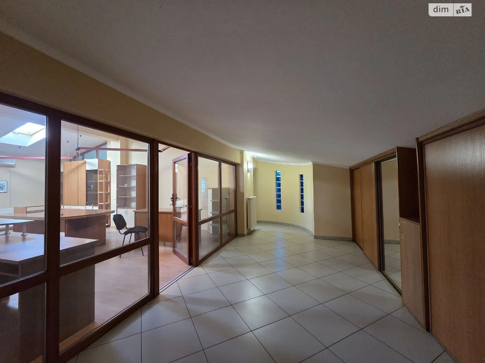 Сдается в аренду офис 261 кв. м в бизнес-центре, цена: 1566 $ - фото 1