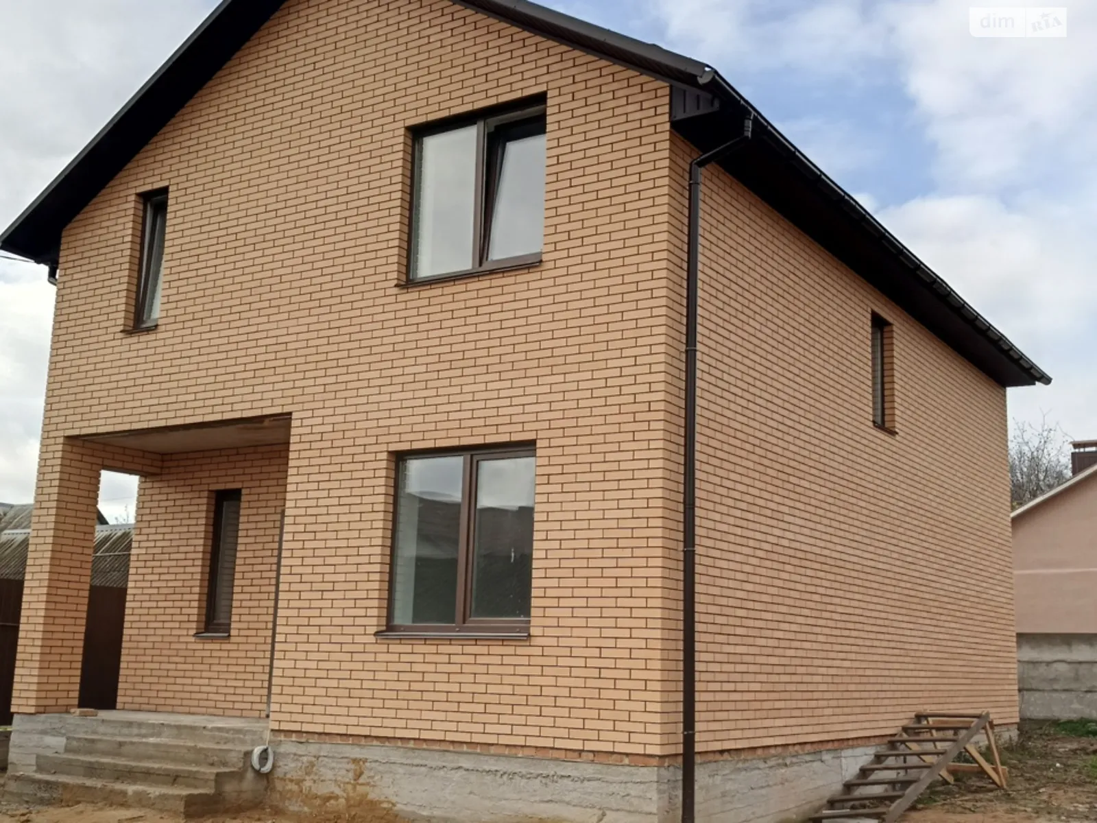 Продается дом на 2 этажа 110 кв. м с гаражом, цена: 85000 $ - фото 1