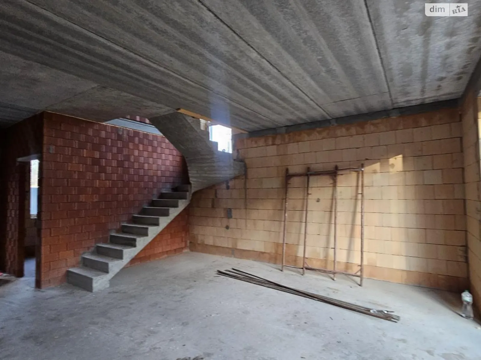 Продается дом на 2 этажа 105 кв. м с бассейном, цена: 110000 $ - фото 1