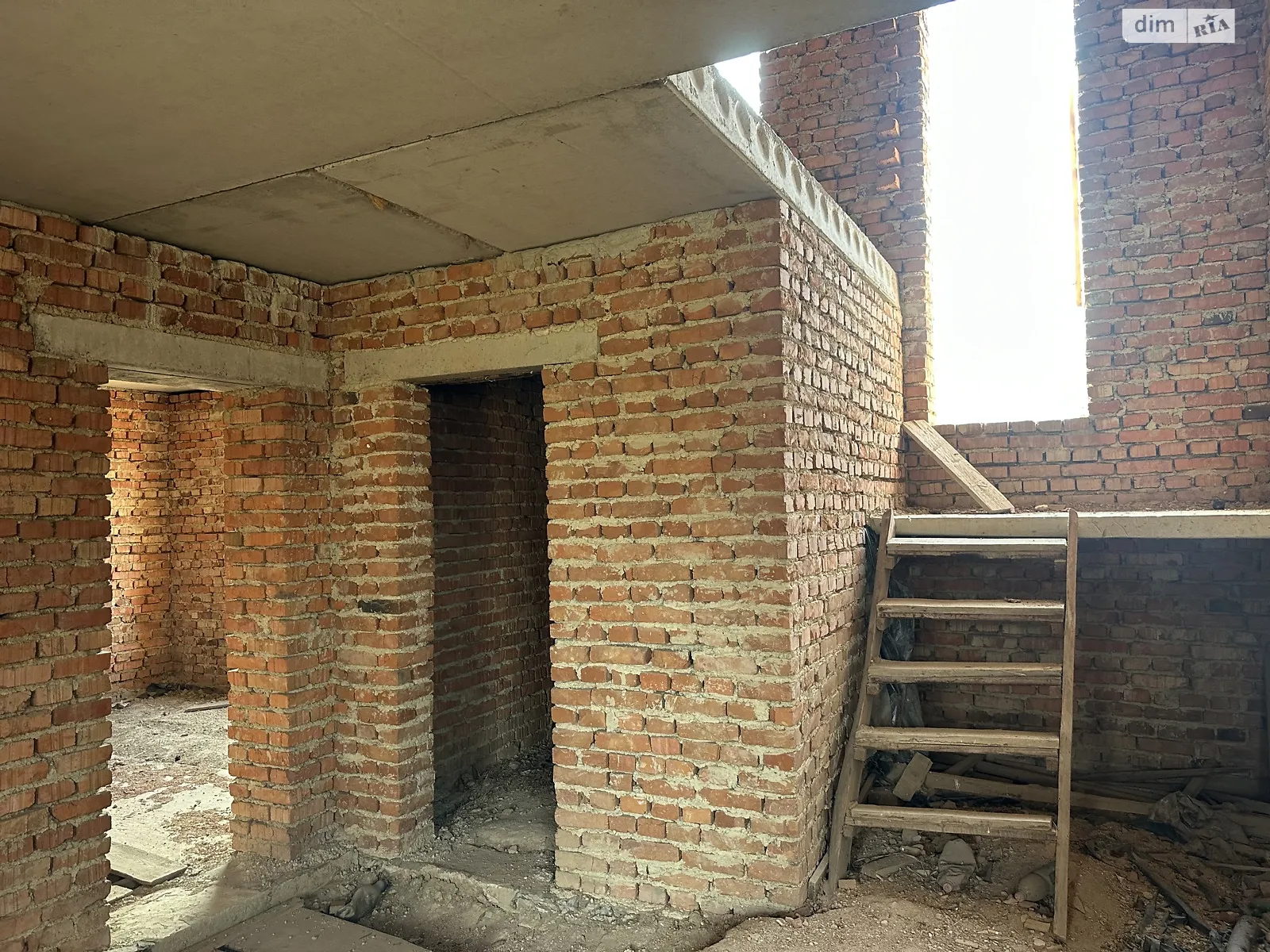 Продается дом на 2 этажа 130 кв. м с садом, цена: 35000 $ - фото 1