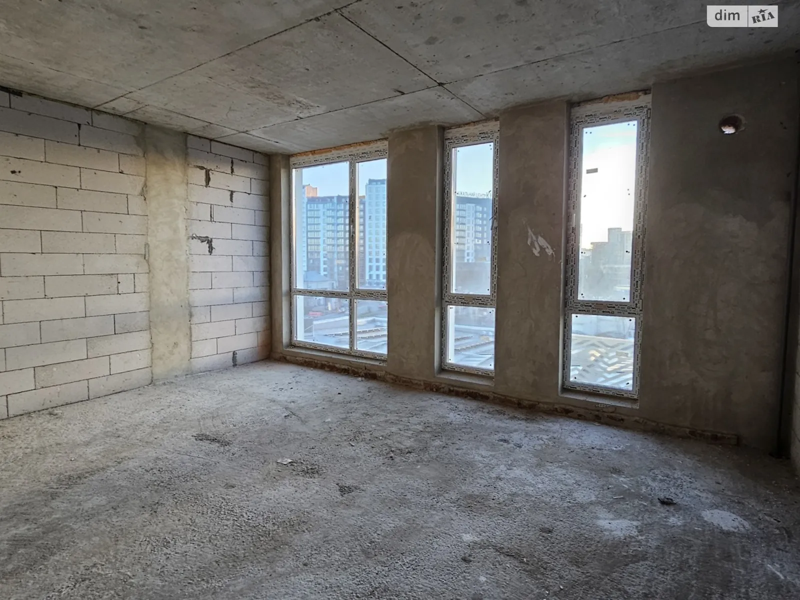 Продается 1-комнатная квартира 55 кв. м в Ивано-Франковске, ул. Надречная, 1 - фото 1