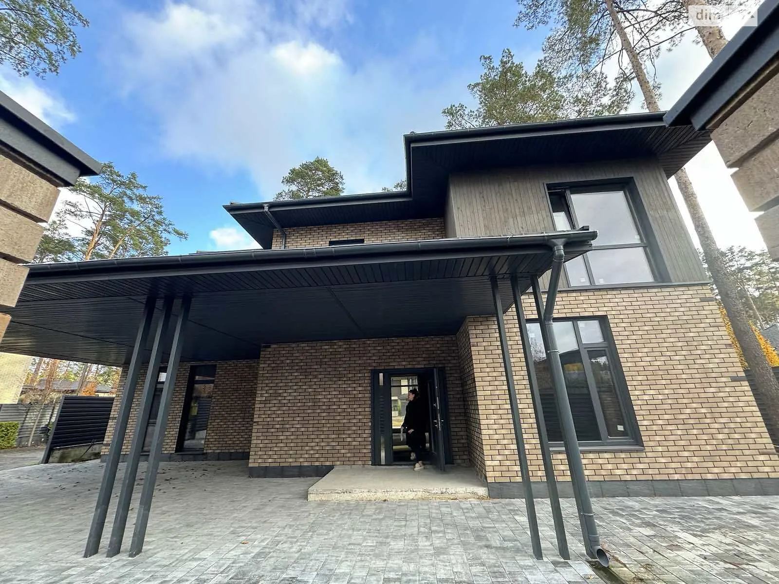 Продается дом на 2 этажа 215 кв. м с камином, цена: 440000 $ - фото 1