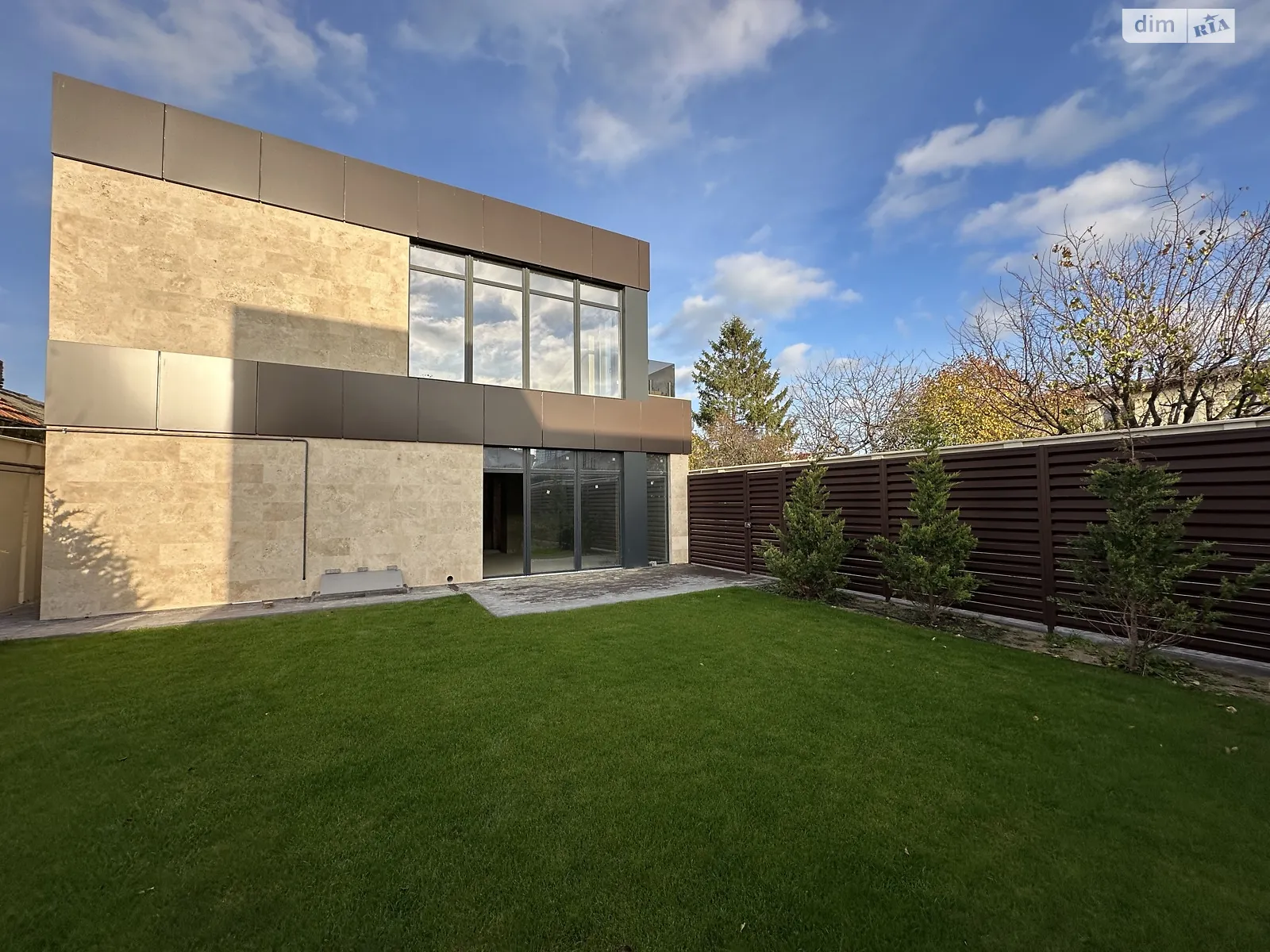 Продается дом на 2 этажа 265 кв. м с верандой, цена: 450000 $ - фото 1