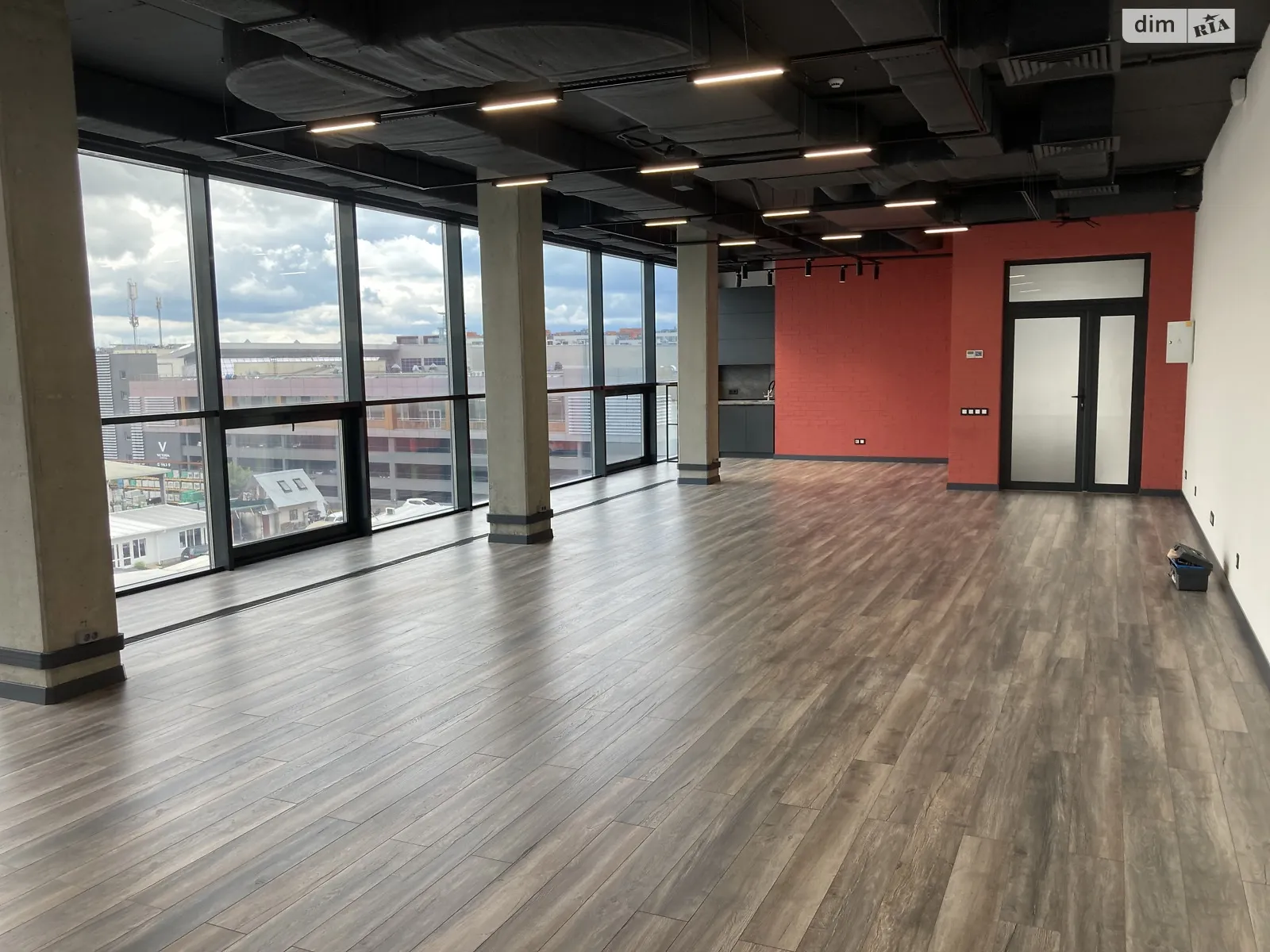 Сдается в аренду офис 104 кв. м в бизнес-центре, цена: 1352 $ - фото 1