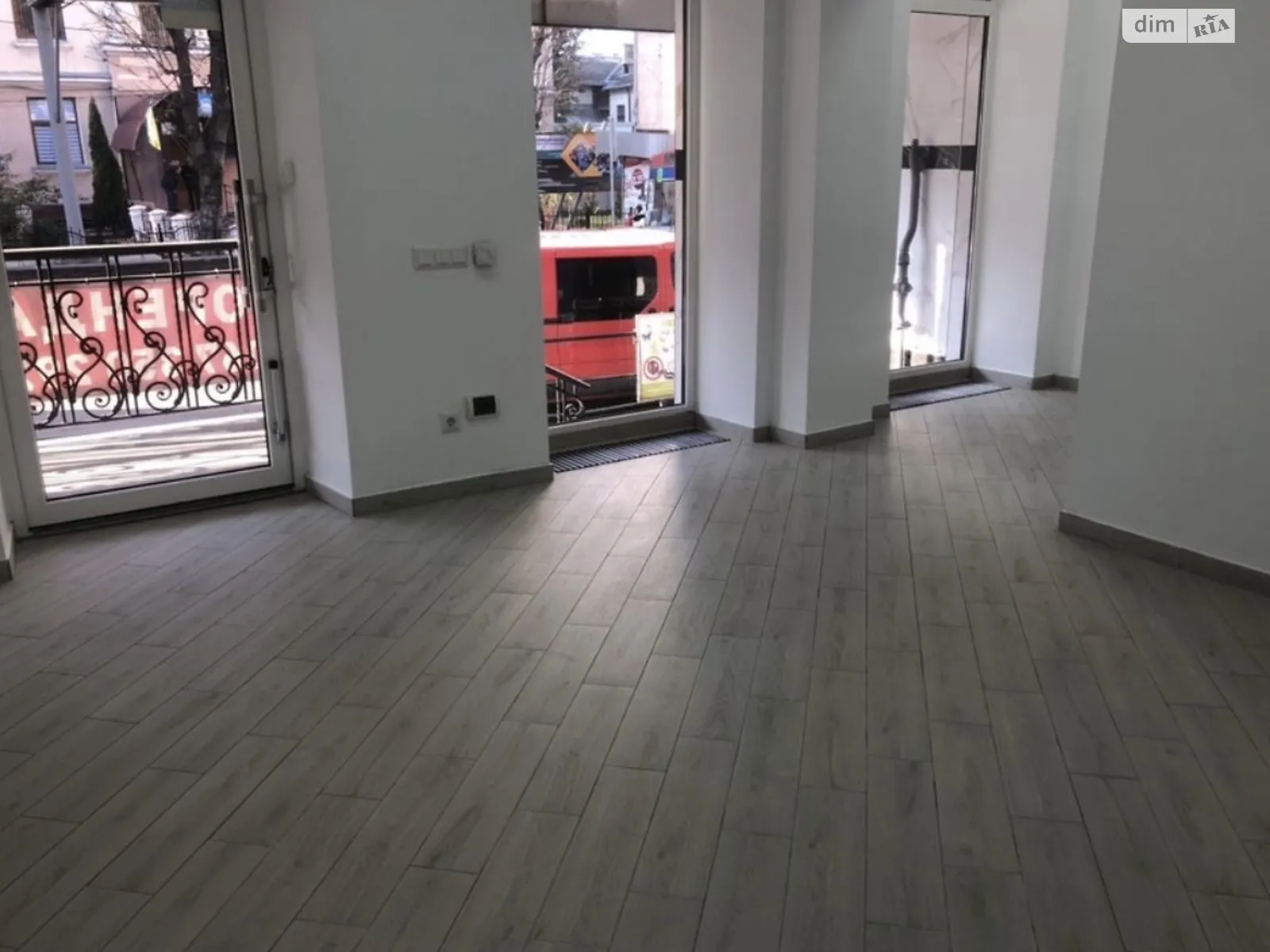 Сдается в аренду помещения свободного назначения 68.3 кв. м в 3-этажном здании, цена: 36000 грн - фото 1