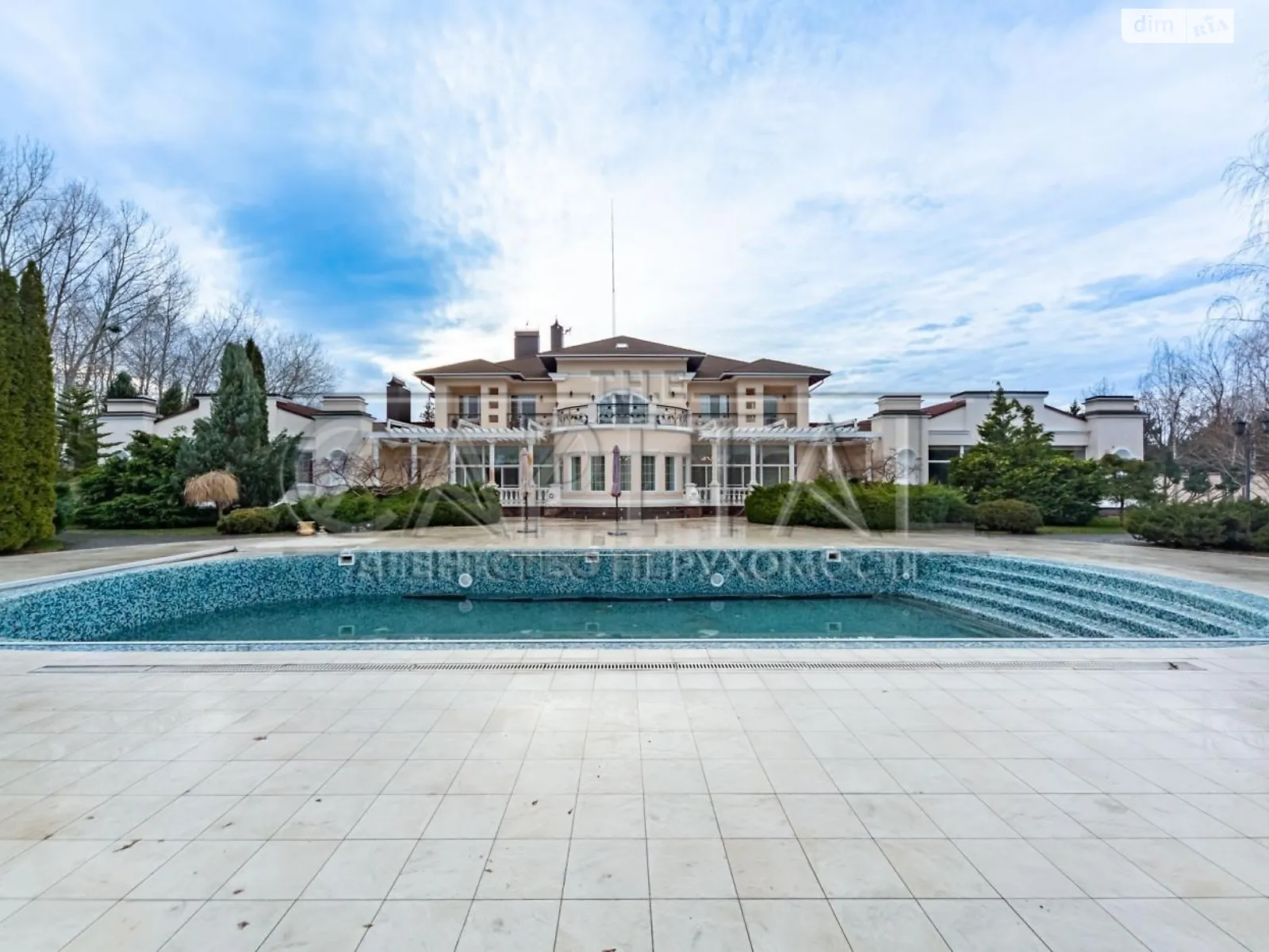 Сдается в аренду дом на 3 этажа 882.9 кв. м с мансардой, цена: 25000 $ - фото 1