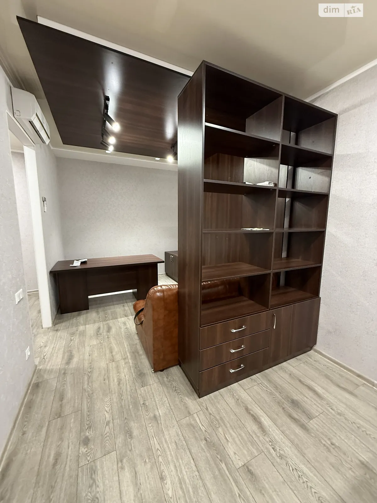 Сдается в аренду офис 60 кв. м в бизнес-центре, цена: 550 $ - фото 1