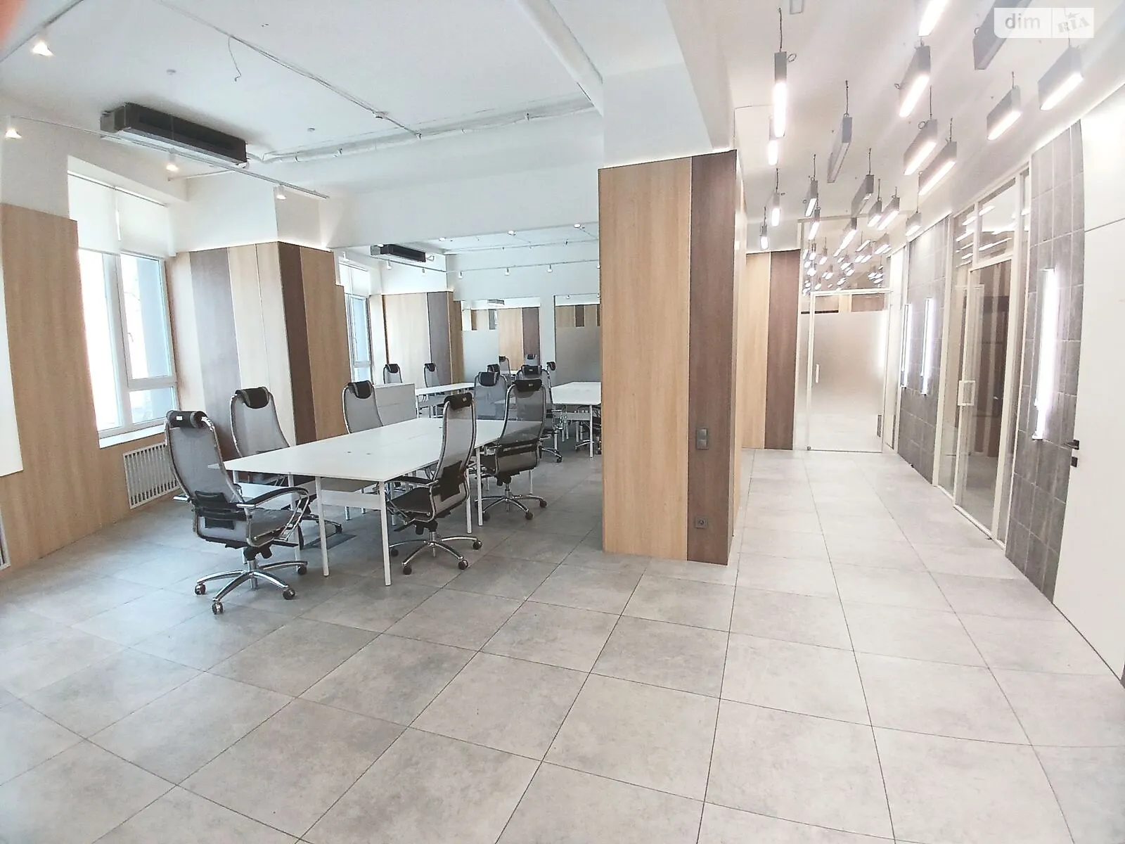 Сдается в аренду офис 250 кв. м в бизнес-центре, цена: 6000 € - фото 1