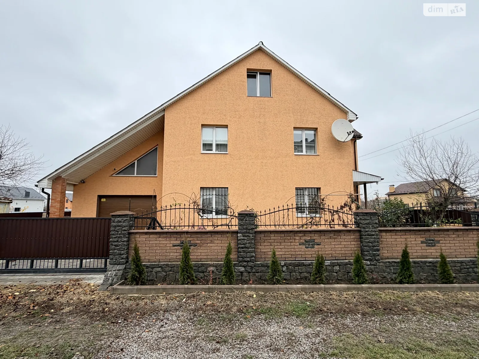 Продается дом на 2 этажа 160 кв. м с гаражом, цена: 210000 $ - фото 1