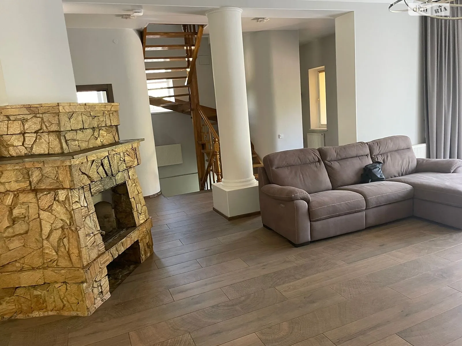 Сдается в аренду дом на 3 этажа 327.8 кв. м с участком, цена: 2100 $ - фото 1