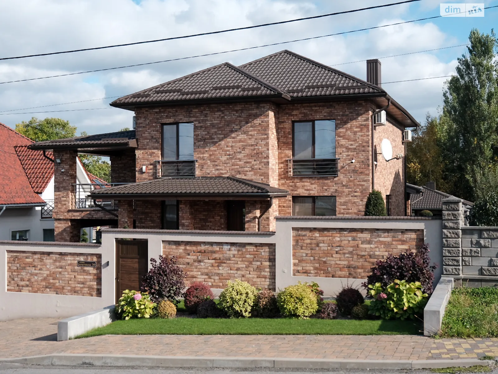 Продается дом на 2 этажа 215 кв. м с садом, цена: 450000 $ - фото 1