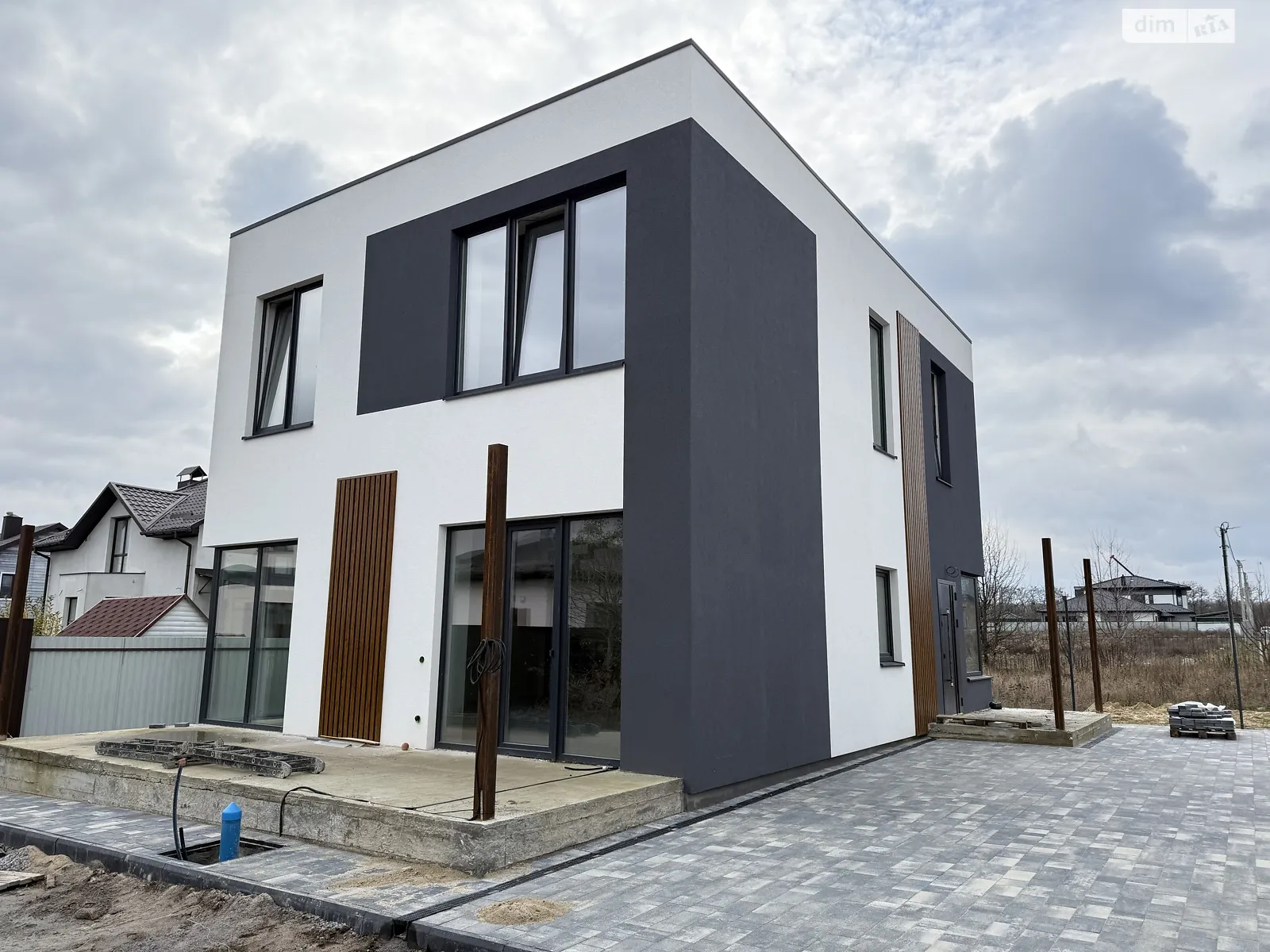 Продается дом на 2 этажа 135 кв. м с садом, цена: 150000 $ - фото 1