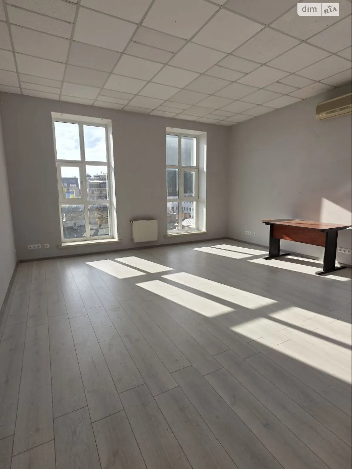 Сдается в аренду офис 50 кв. м в бизнес-центре, цена: 350 $ - фото 1