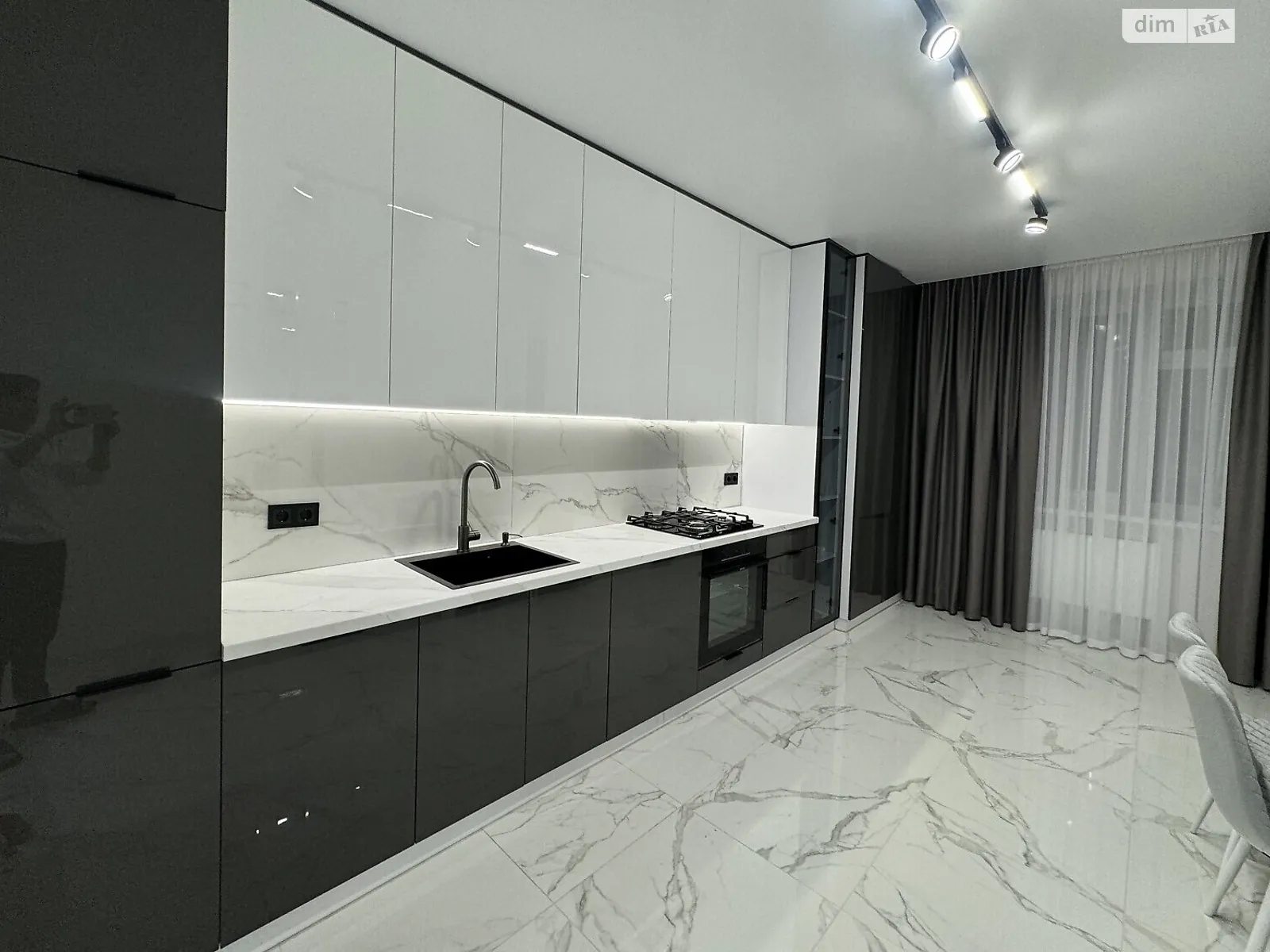 Продается 2-комнатная квартира 67.8 кв. м в Хмельницком, ул. Кармелюка, 3В - фото 1