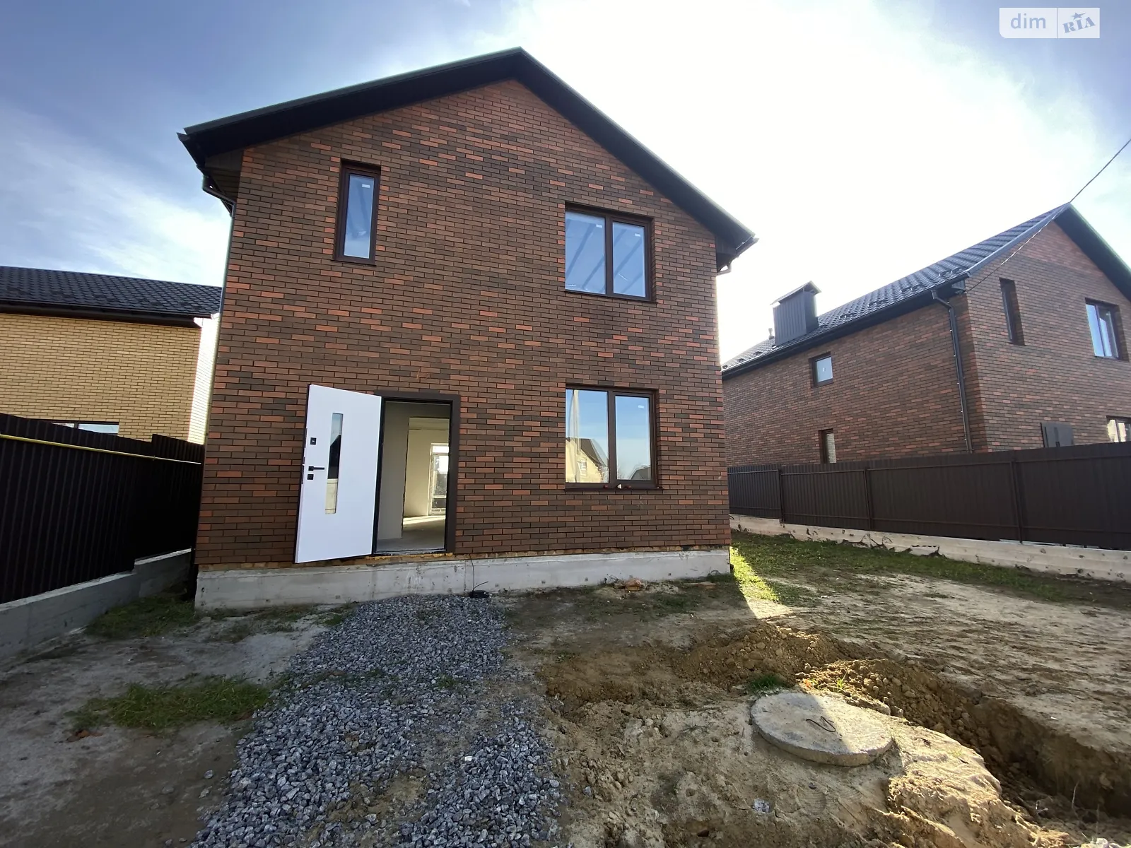 Продается дом на 2 этажа 108 кв. м с гаражом, цена: 89000 $ - фото 1