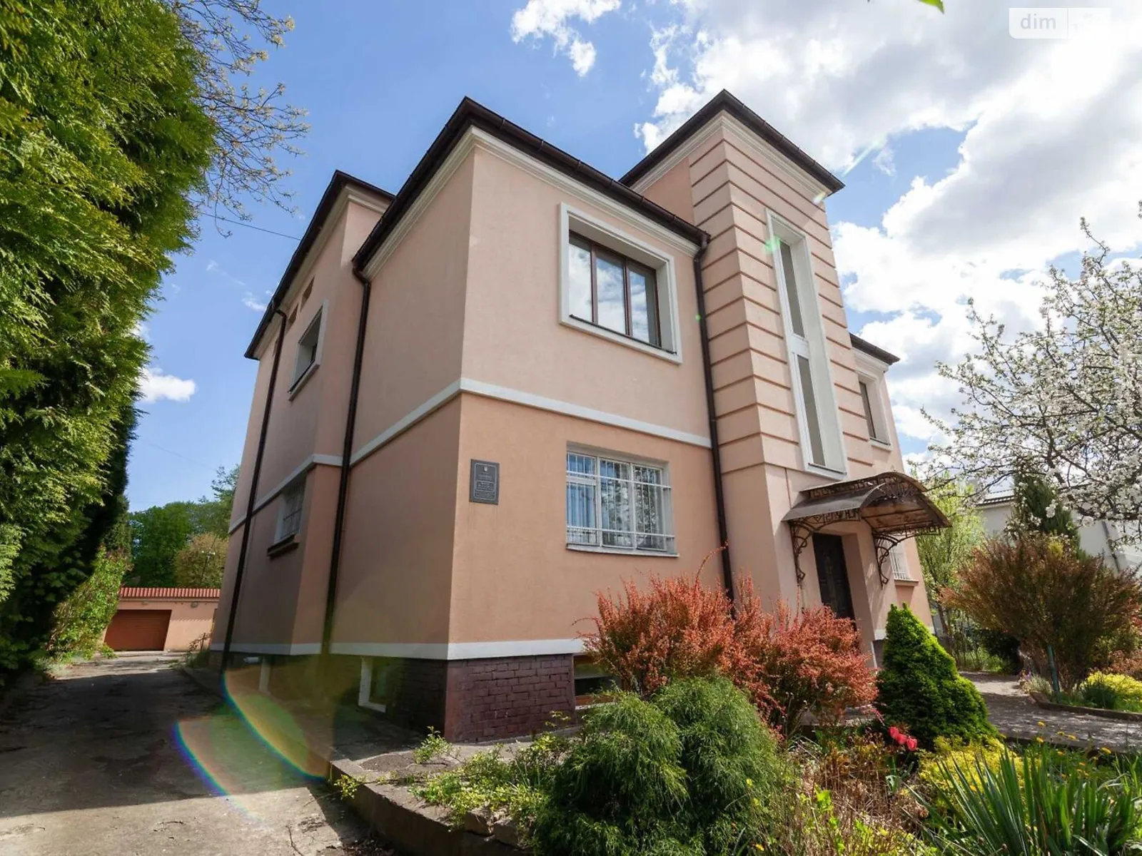 Сдается в аренду дом на 2 этажа 360 кв. м с садом, цена: 2000 $ - фото 1