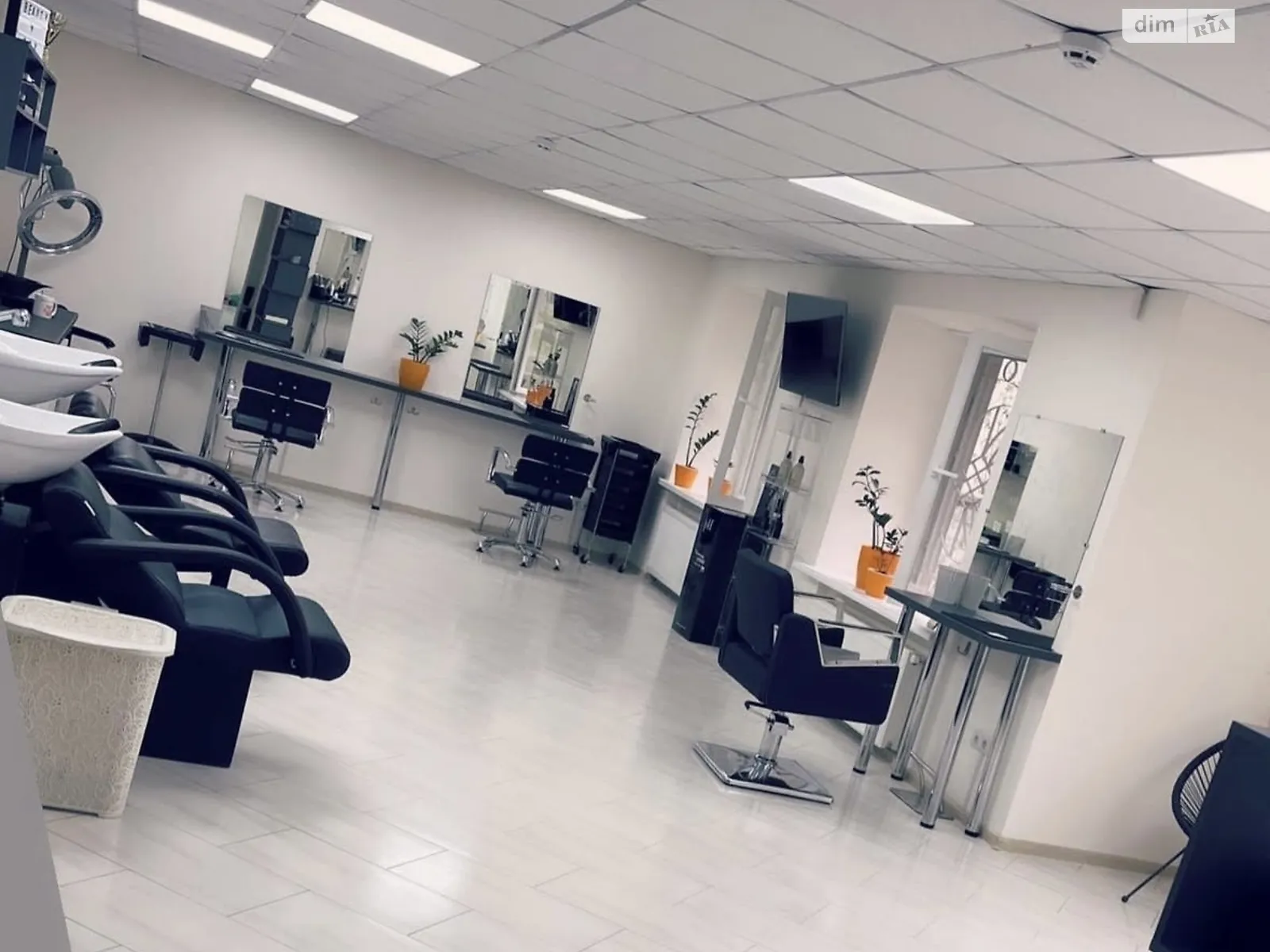 Сдается в аренду объект сферы услуг 100 кв. м в 5-этажном здании, цена: 4500 грн - фото 1