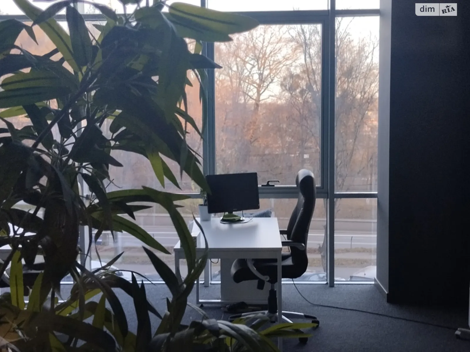 Сдается в аренду офис 400 кв. м в бизнес-центре, цена: 500 $ - фото 1
