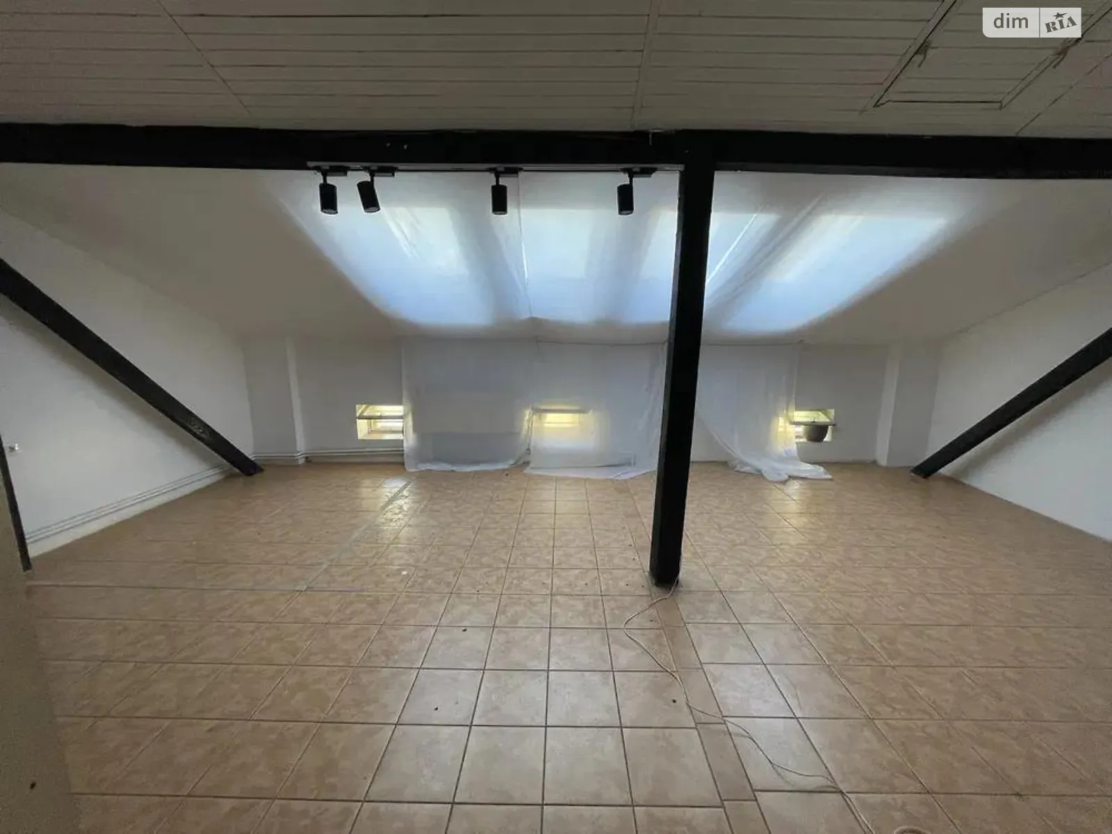 Сдается в аренду офис 40.9 кв. м в бизнес-центре, цена: 550 € - фото 1