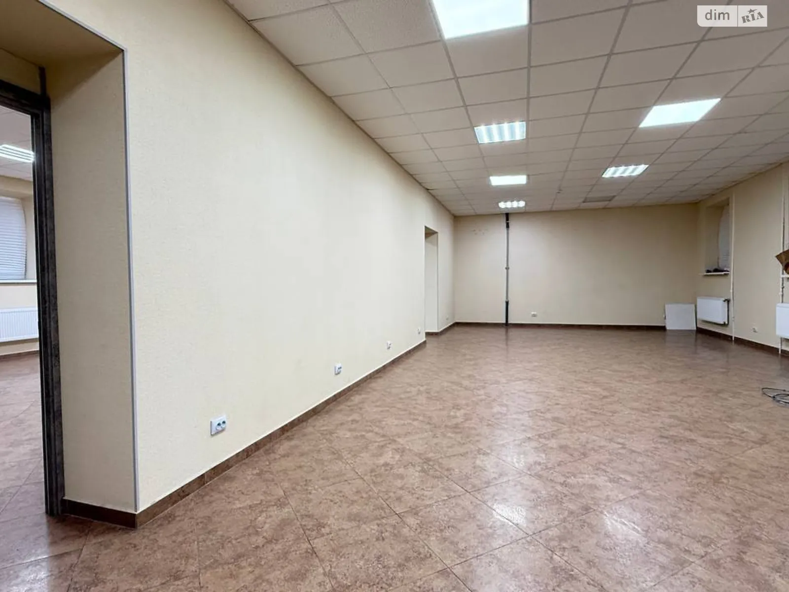 Сдается в аренду офис 145 кв. м в бизнес-центре, цена: 1000 $ - фото 1