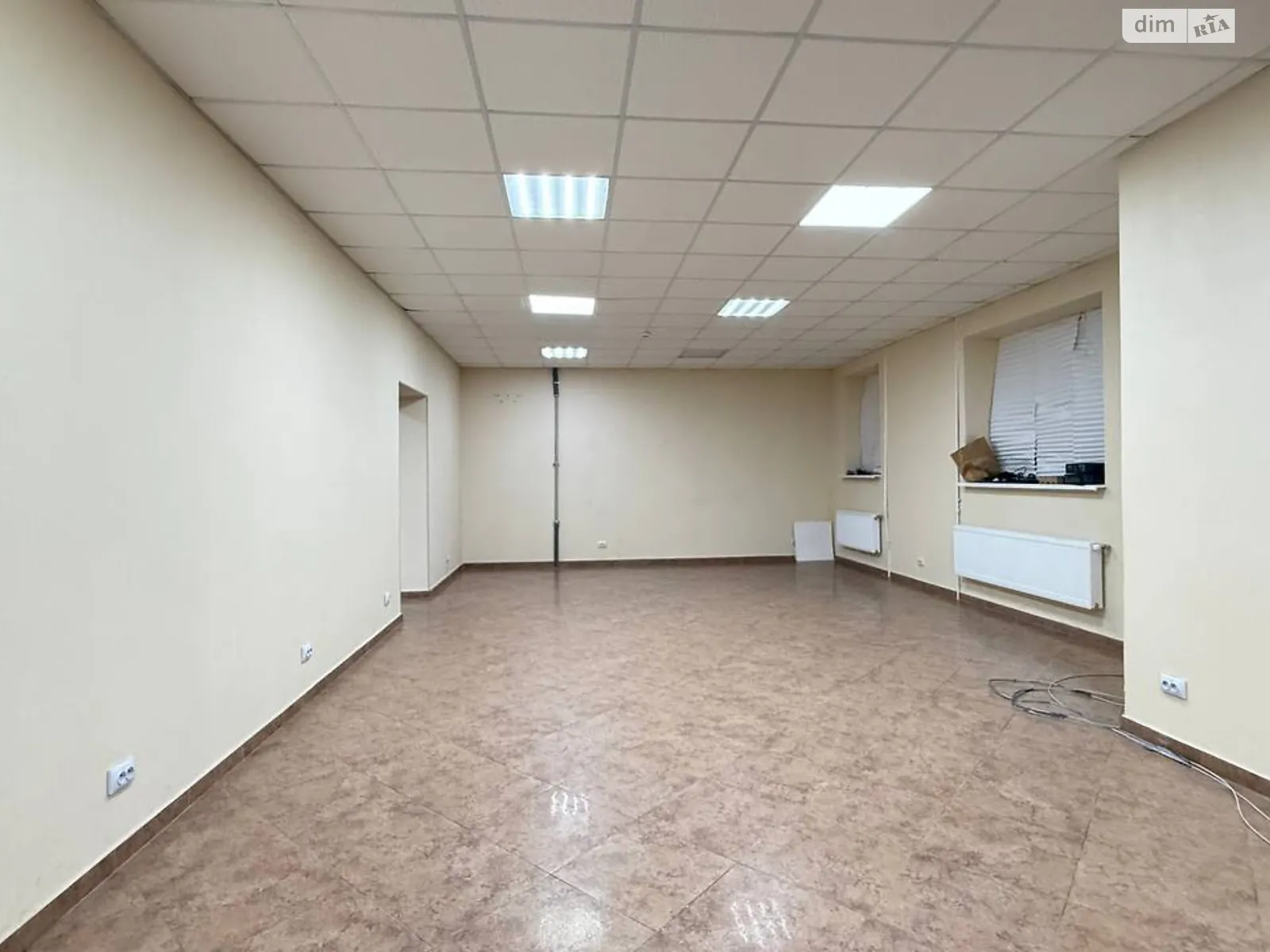 Здається в оренду приміщення вільного призначення 145 кв. м в 10-поверховій будівлі, цена: 1000 $ - фото 1