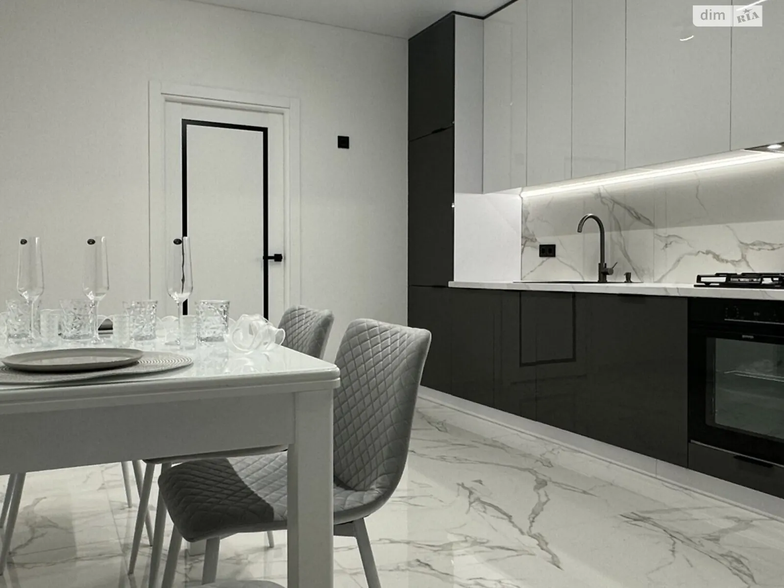 Продается 2-комнатная квартира 67.8 кв. м в Хмельницком, ул. Кармелюка, 3В - фото 1