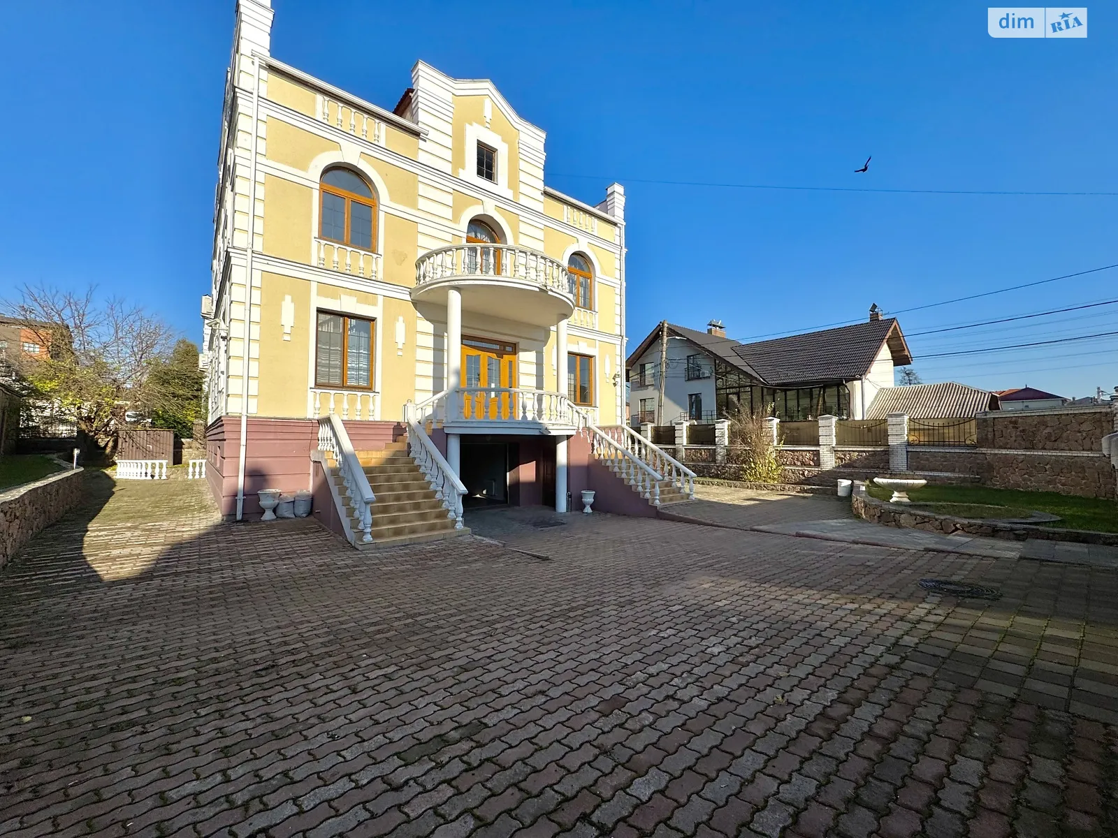 Сдается в аренду дом на 3 этажа 411.9 кв. м с верандой, цена: 2600 $ - фото 1