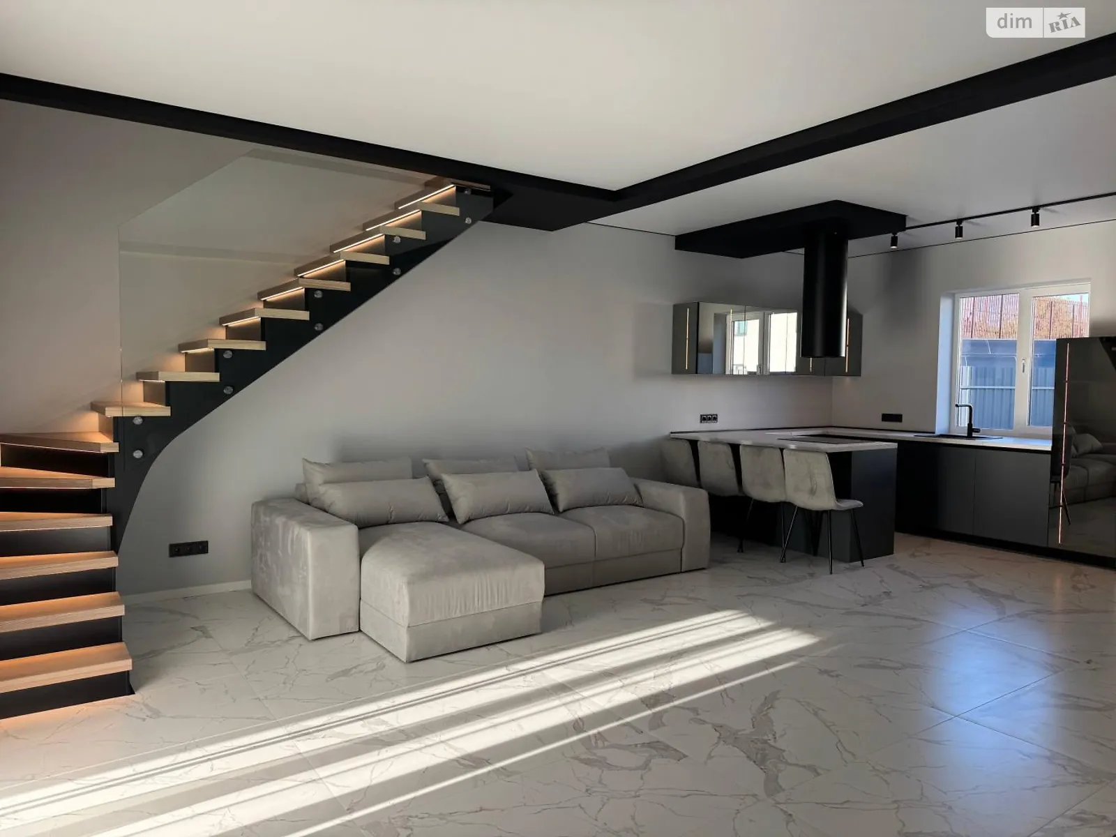 Сдается в аренду дом на 2 этажа 130 кв. м с участком, цена: 2500 $ - фото 1