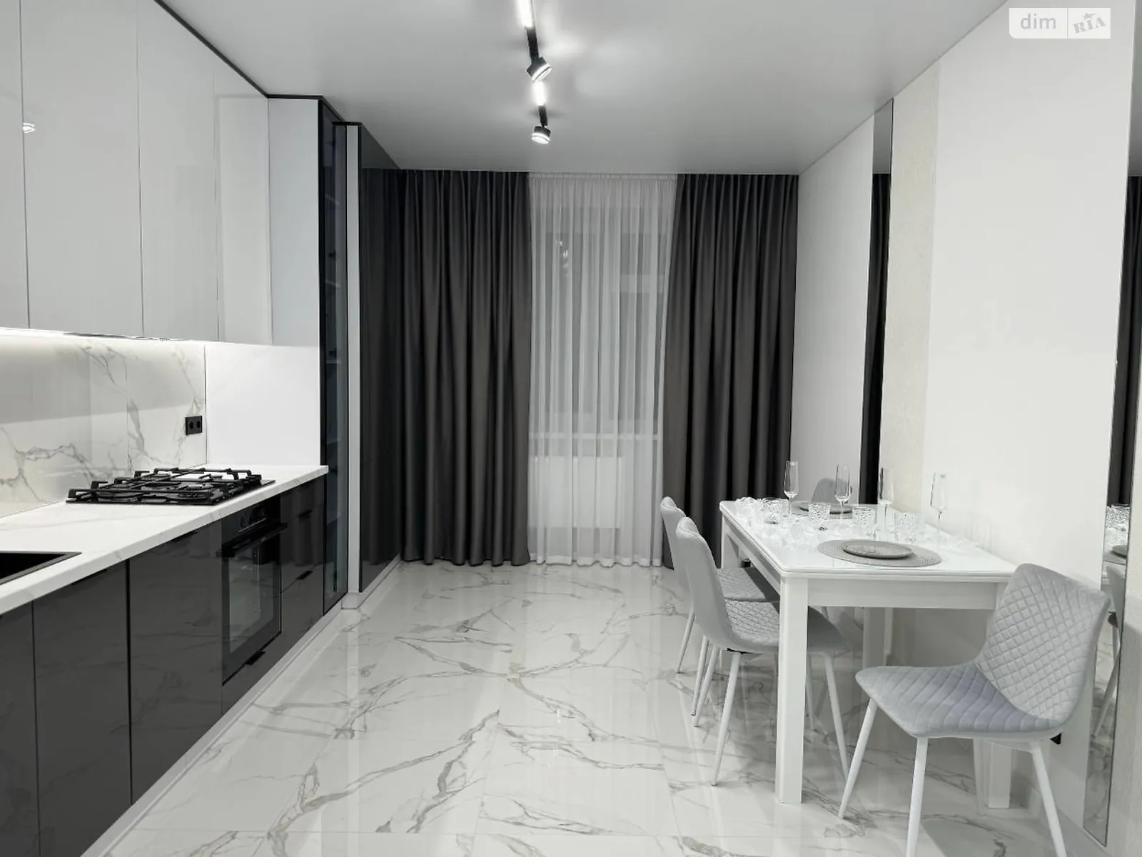 Продается 1-комнатная квартира 67.8 кв. м в Хмельницком, ул. Кармелюка, 3В - фото 1