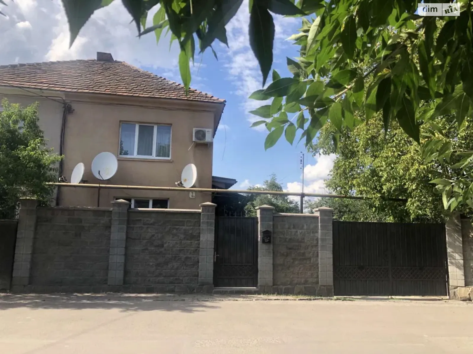 Продается дом на 2 этажа 120 кв. м с бассейном, цена: 177700 $ - фото 1