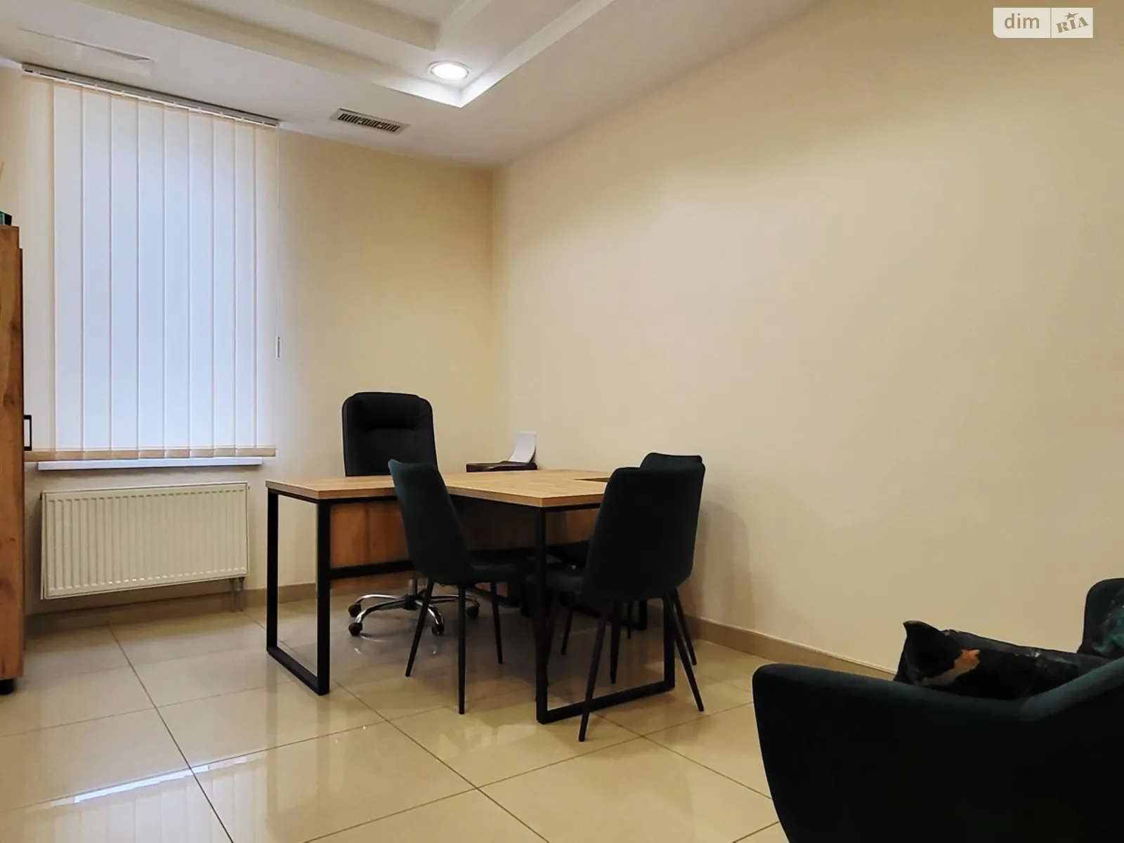 Сдается в аренду офис 52.8 кв. м в бизнес-центре, цена: 600 $ - фото 1