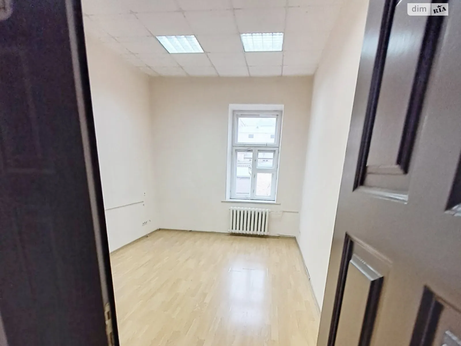 Сдается в аренду офис 19.9 кв. м в бизнес-центре, цена: 7040 грн - фото 1