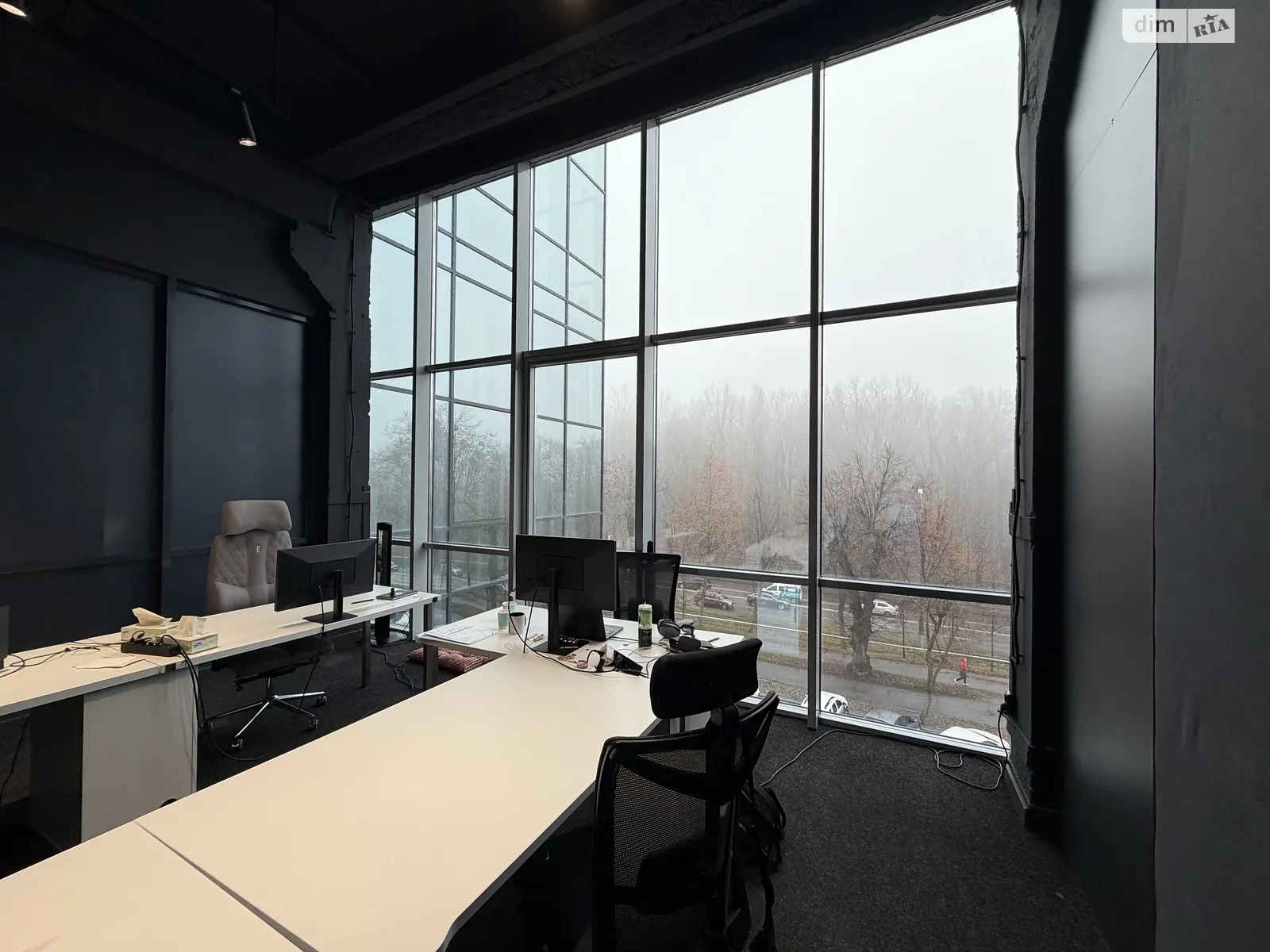 Сдается в аренду офис 50 кв. м в бизнес-центре, цена: 950 $ - фото 1