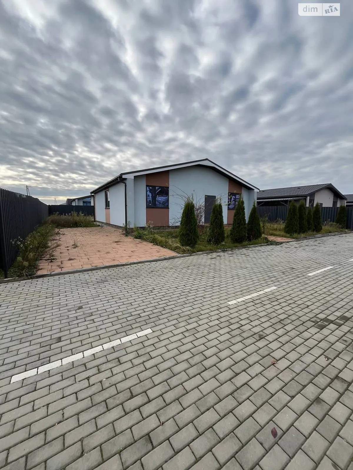 Продається одноповерховий будинок 97 кв. м з гаражем, цена: 77600 $ - фото 1