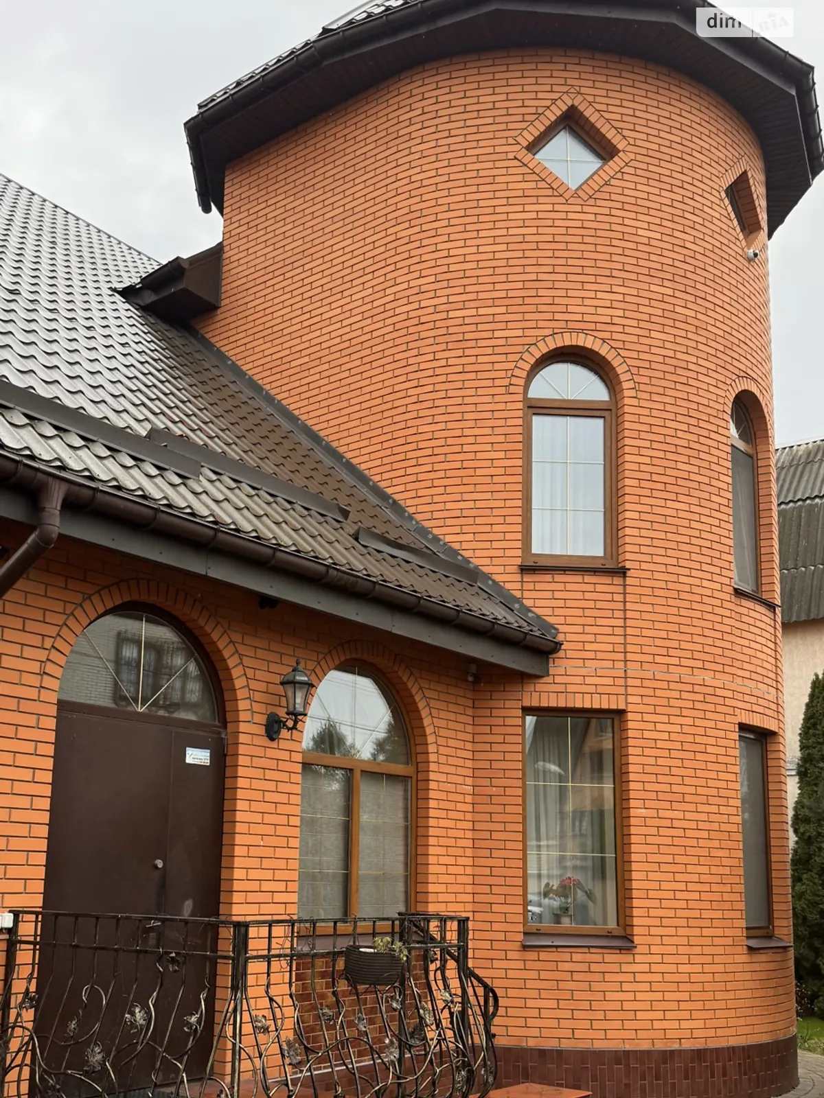 Продается дом на 3 этажа 299 кв. м с подвалом, цена: 97000 $ - фото 1