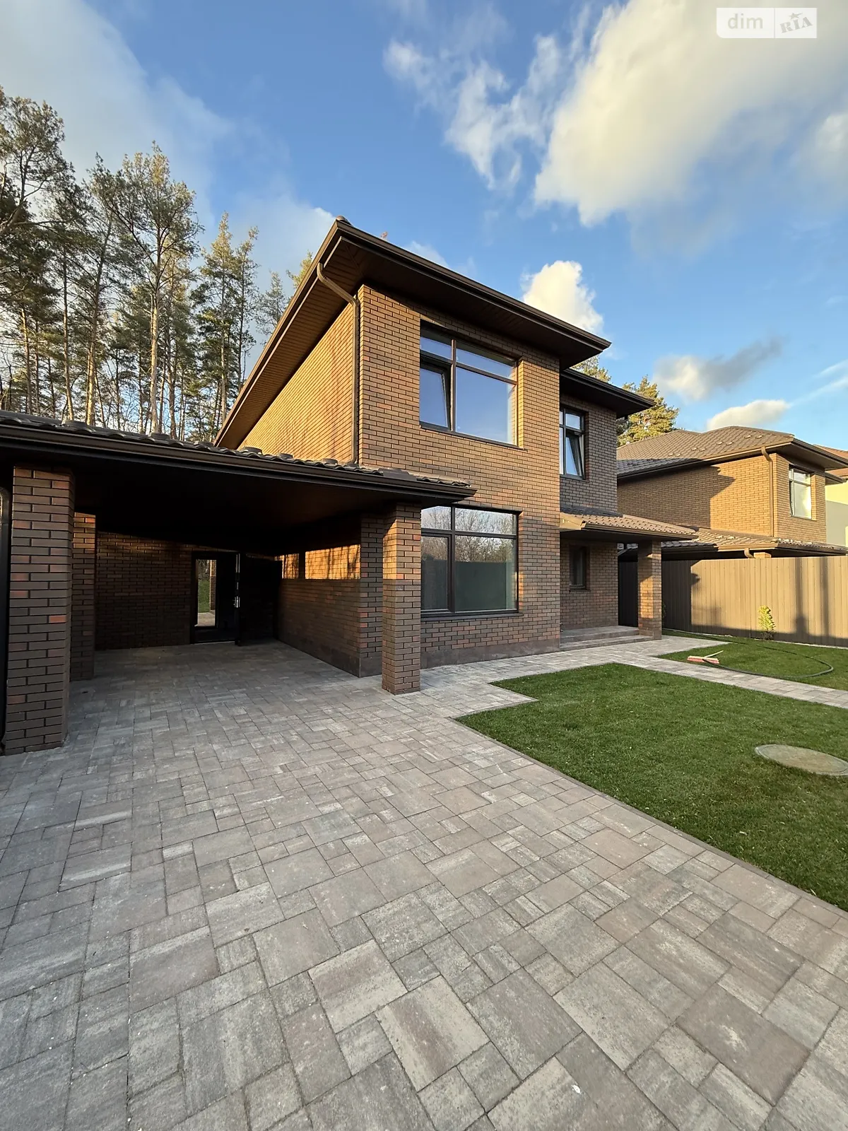 Продается дом на 2 этажа 140 кв. м с садом, цена: 185000 $ - фото 1