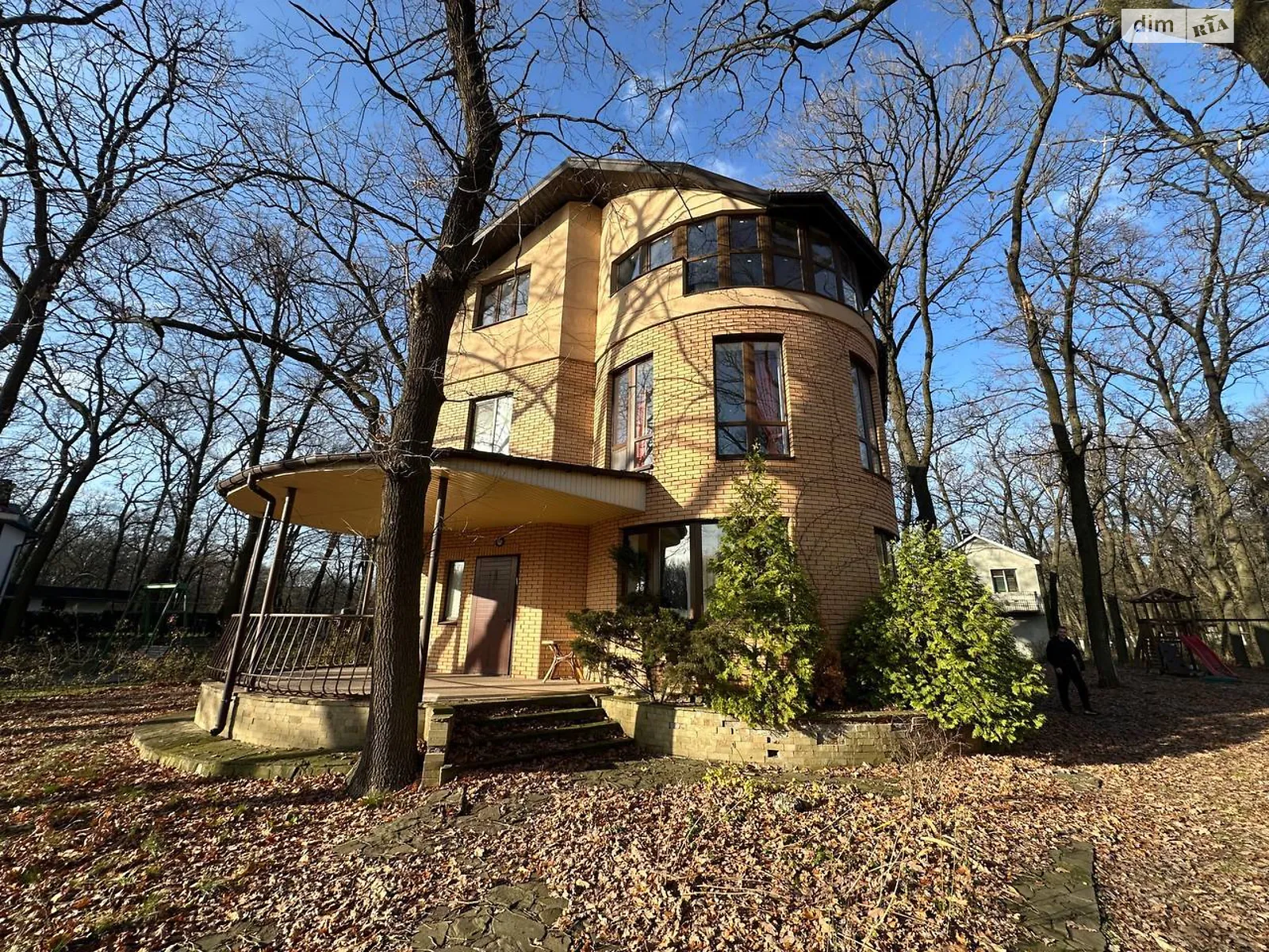 Сдается в аренду дом на 3 этажа 200 кв. м с участком, цена: 1300 $ - фото 1