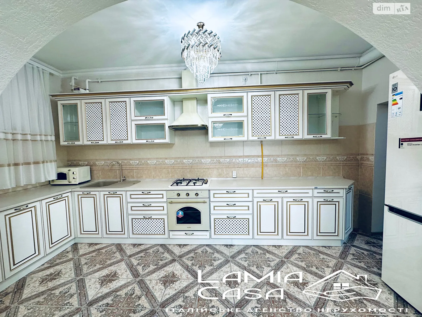 Продается дом на 3 этажа 250 кв. м с верандой, цена: 250000 $ - фото 1