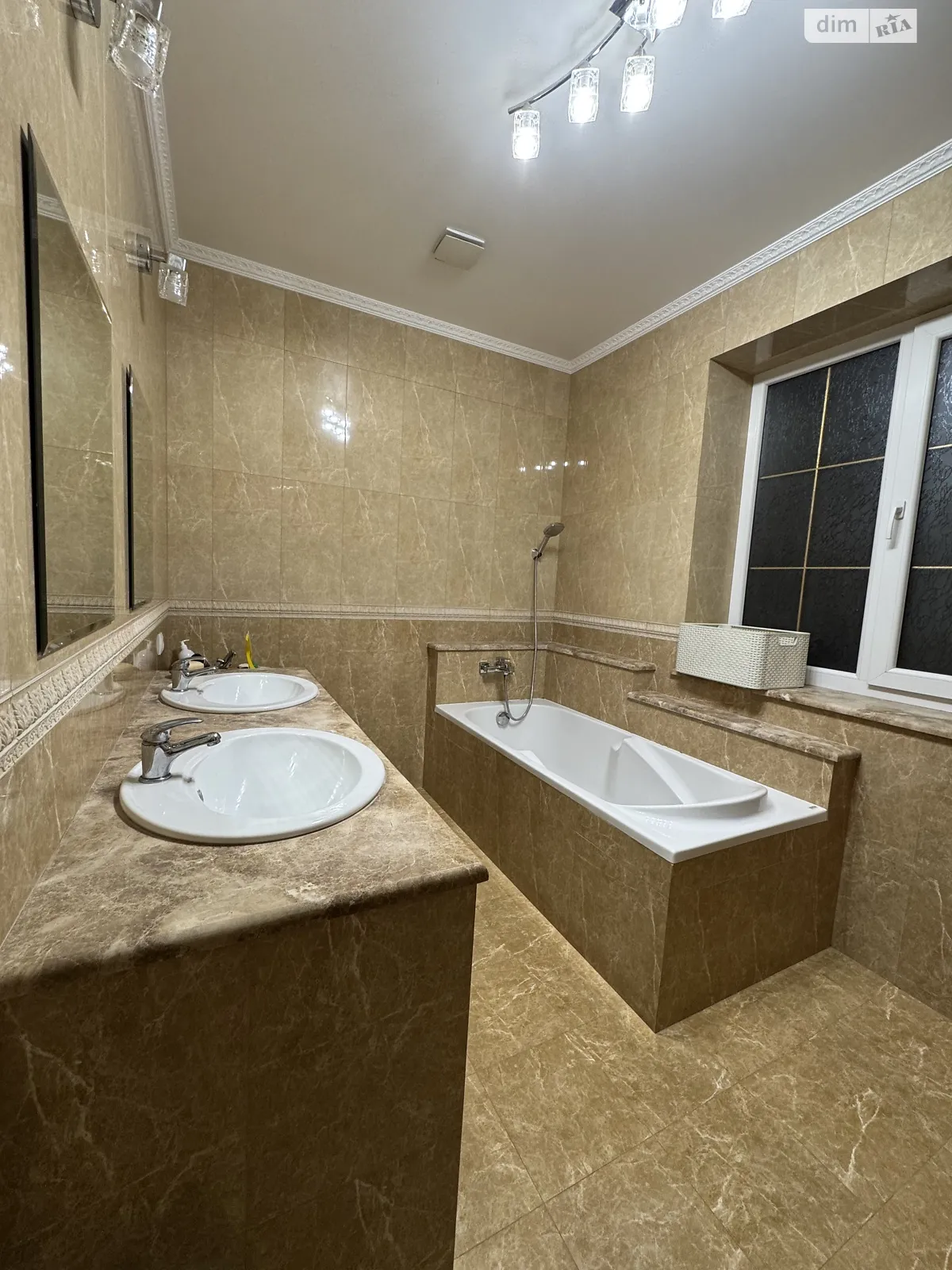 Сдается в аренду дом на 2 этажа 151 кв. м с балконом, цена: 500 € - фото 1