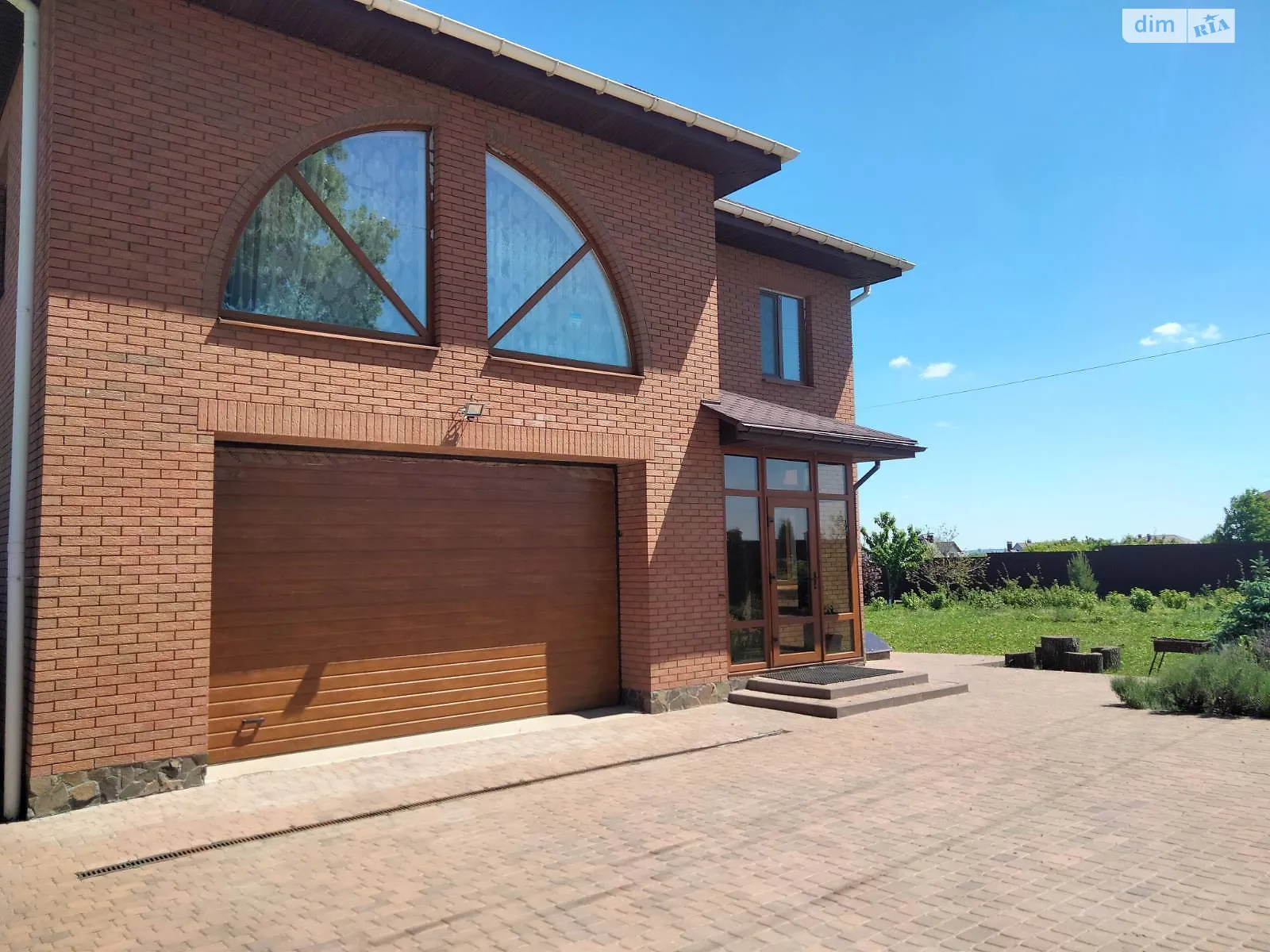 Продается дом на 2 этажа 256 кв. м с камином, цена: 399999 $ - фото 1