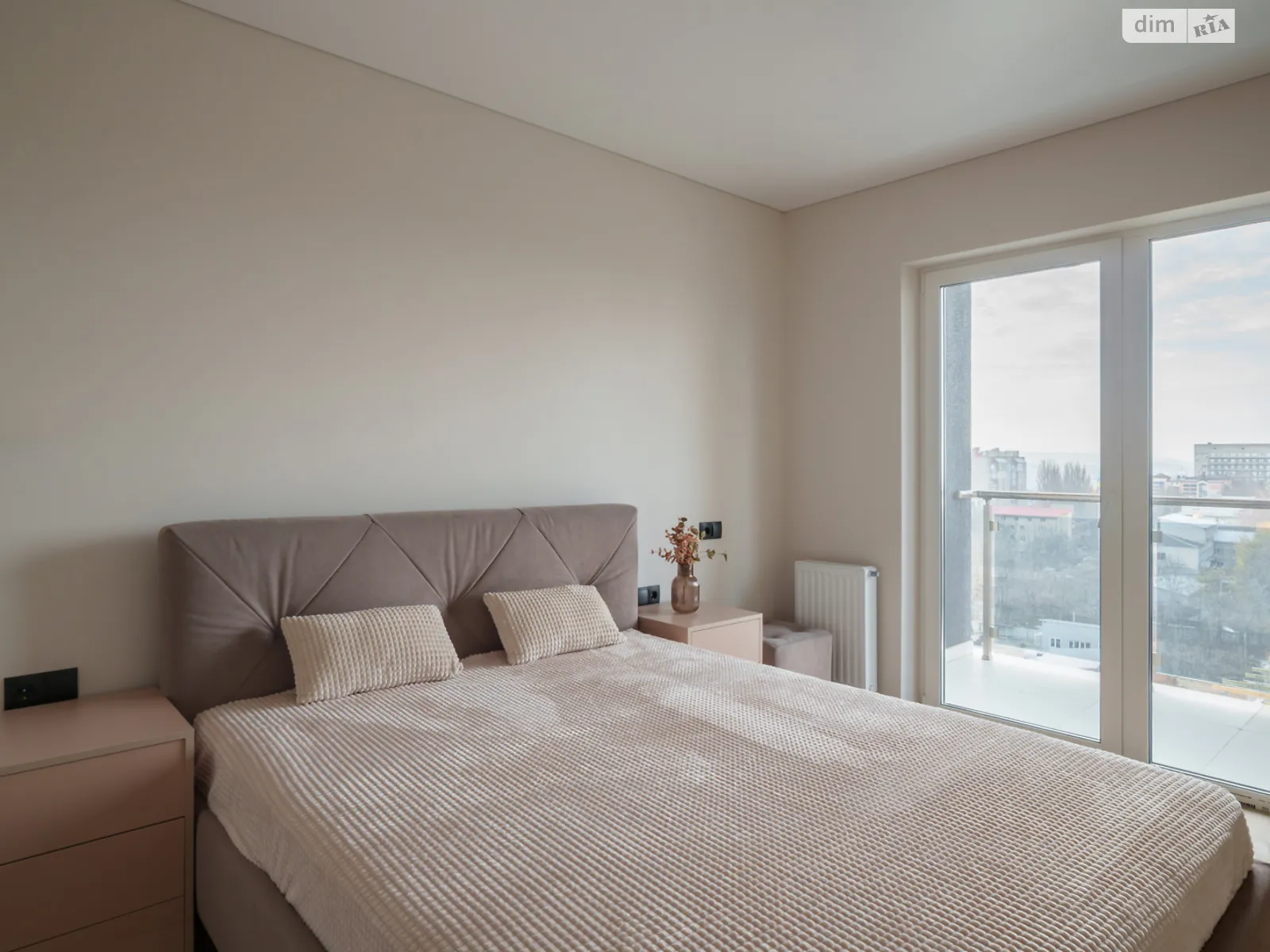 Продается 2-комнатная квартира 62.9 кв. м в Черновцах, ул. Русская, 213Б - фото 1