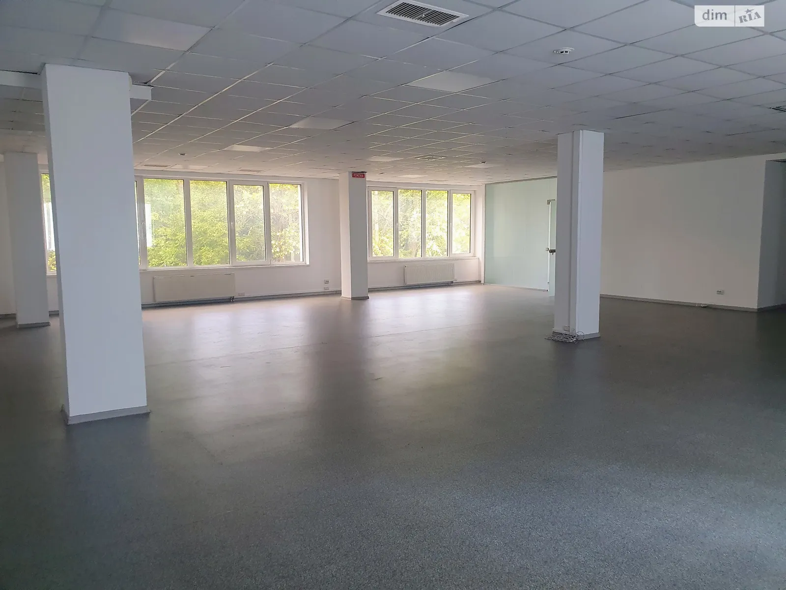 Сдается в аренду офис 300 кв. м в бизнес-центре, цена: 3000 $ - фото 1